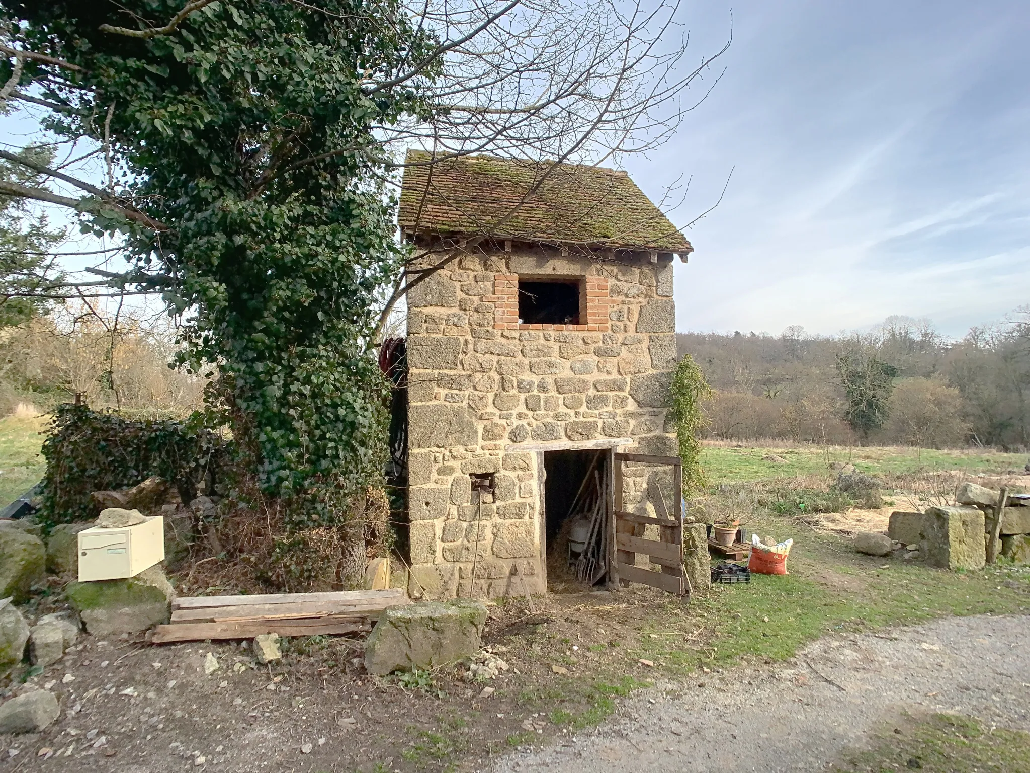 Maison de campagne avec grand terrain à proximité de Champagnat en Creuse 