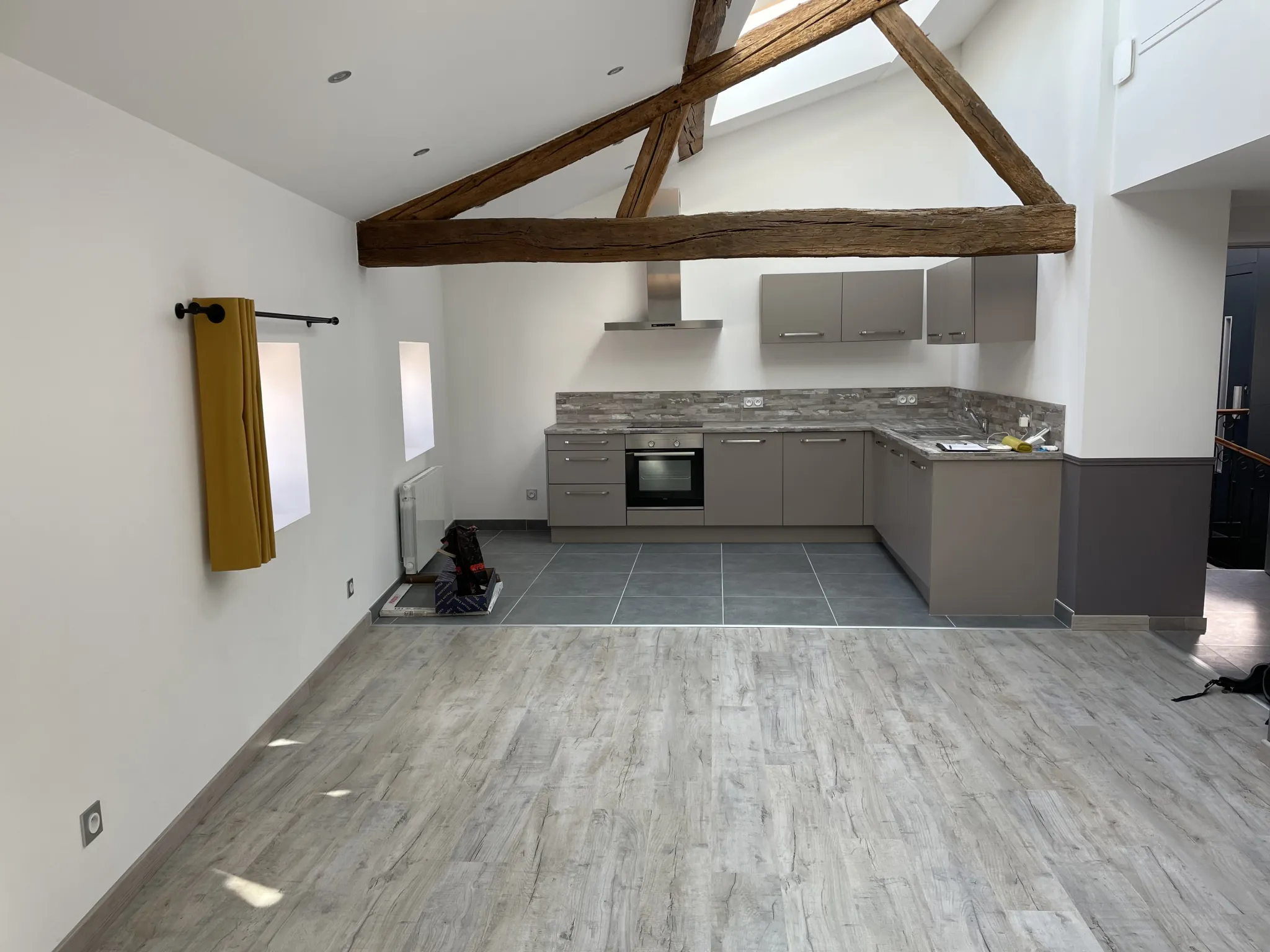 Appartement lumineux rénové au dernier étage au centre-ville de Villefranche-sur-Saône