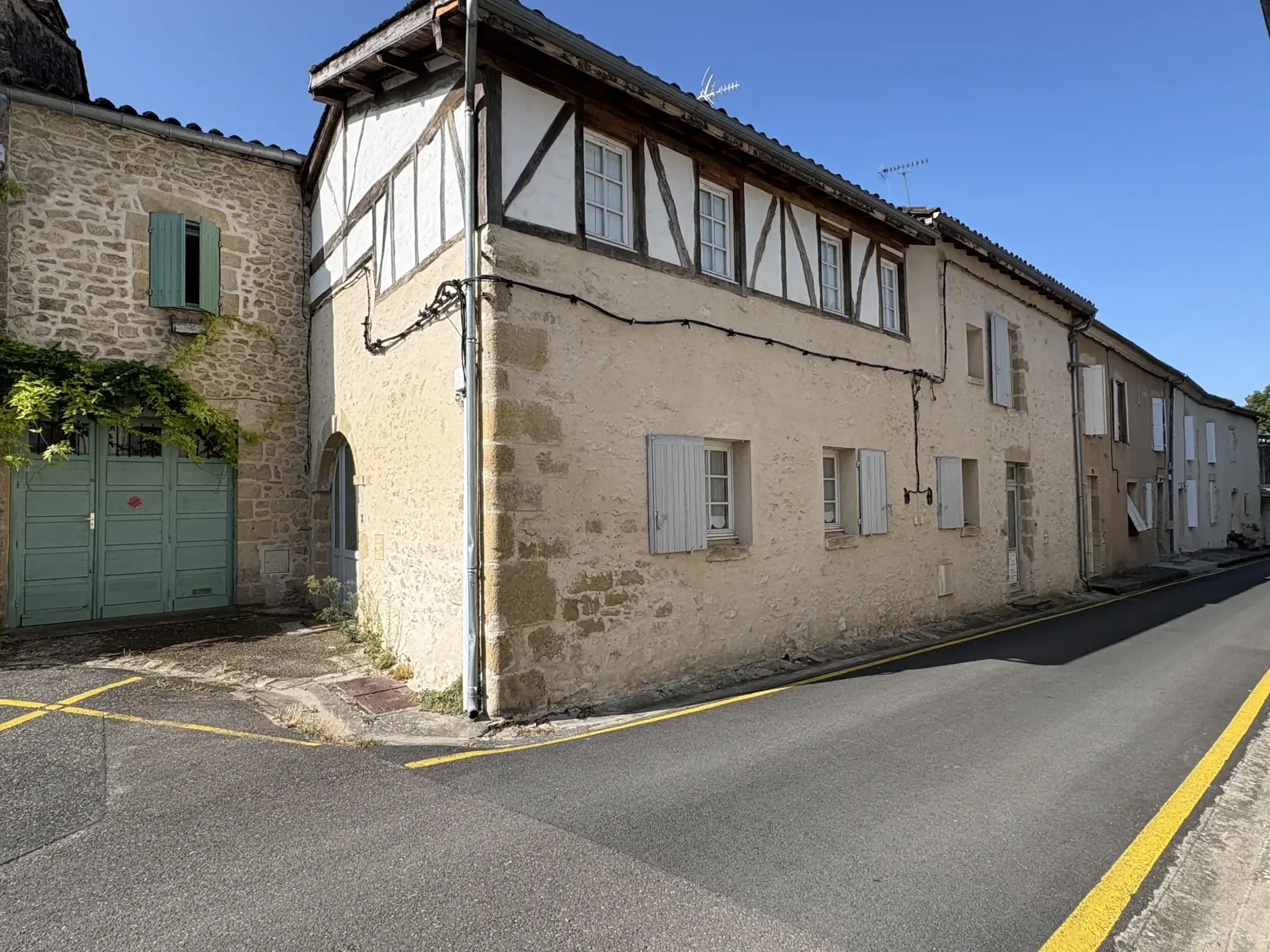 Charmante maison de village en pierre rénovée à Saint Macaire 