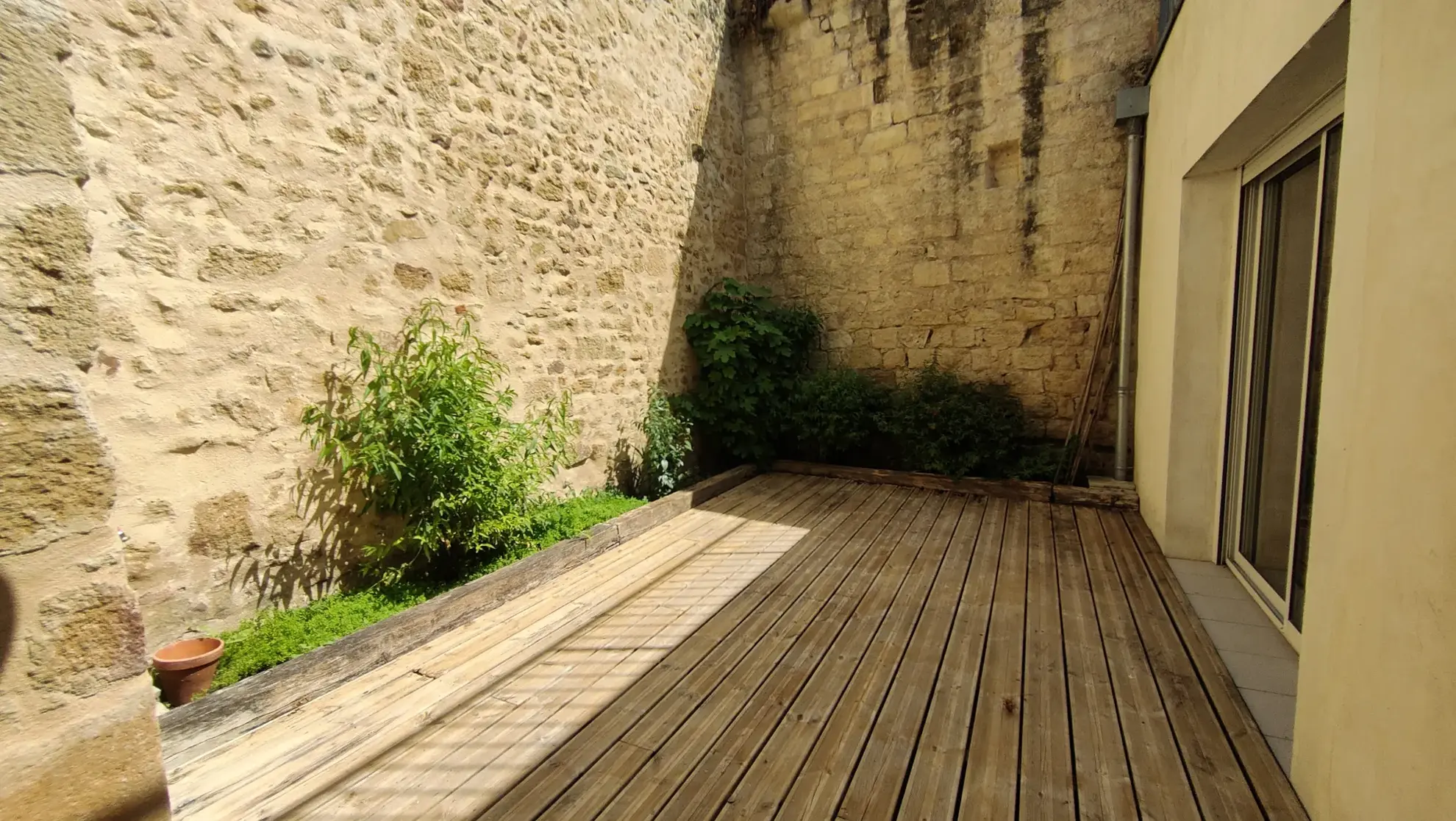 Charmante maison de village en pierre rénovée à Saint Macaire 