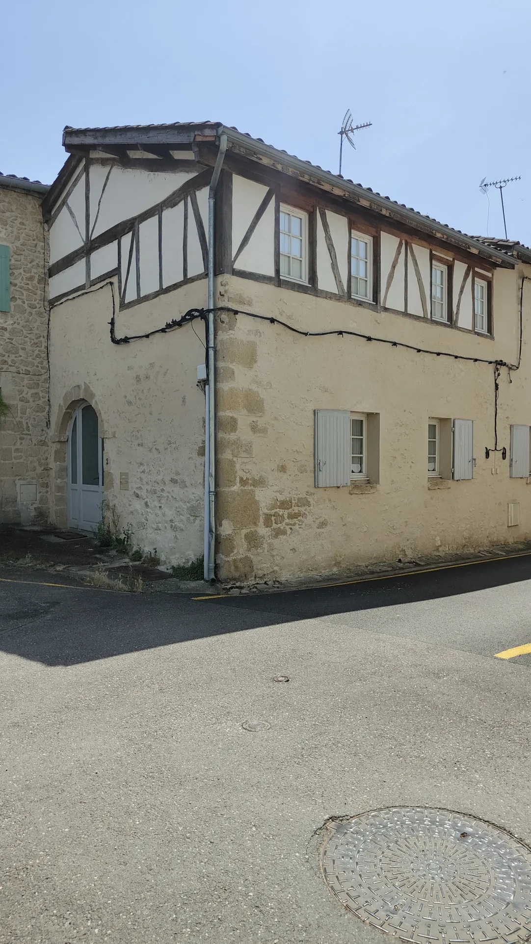 Charmante maison de village en pierre rénovée à Saint Macaire