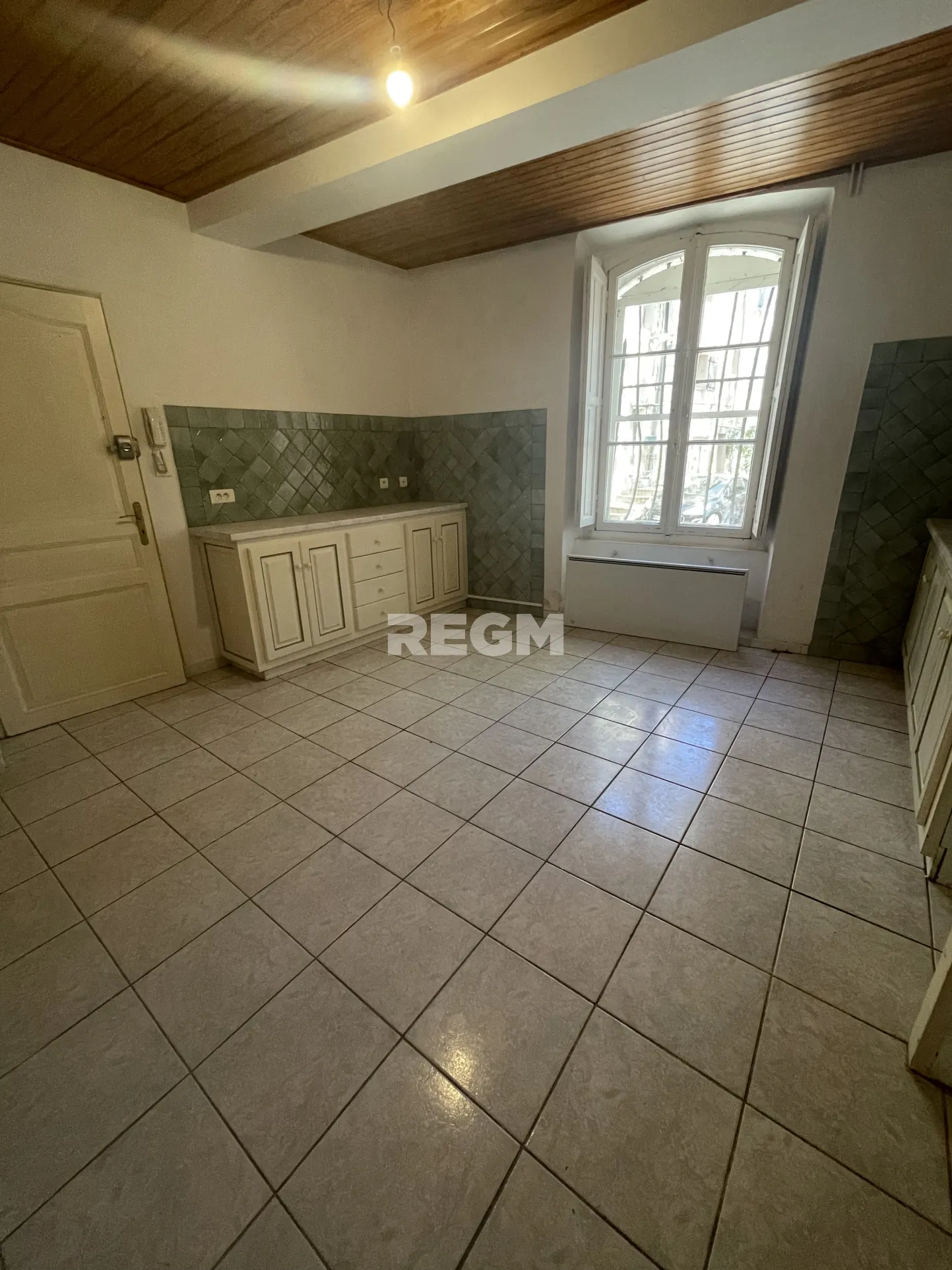 Appartement à rénover de 56 m² avec garage et cave au cœur de Salernes 