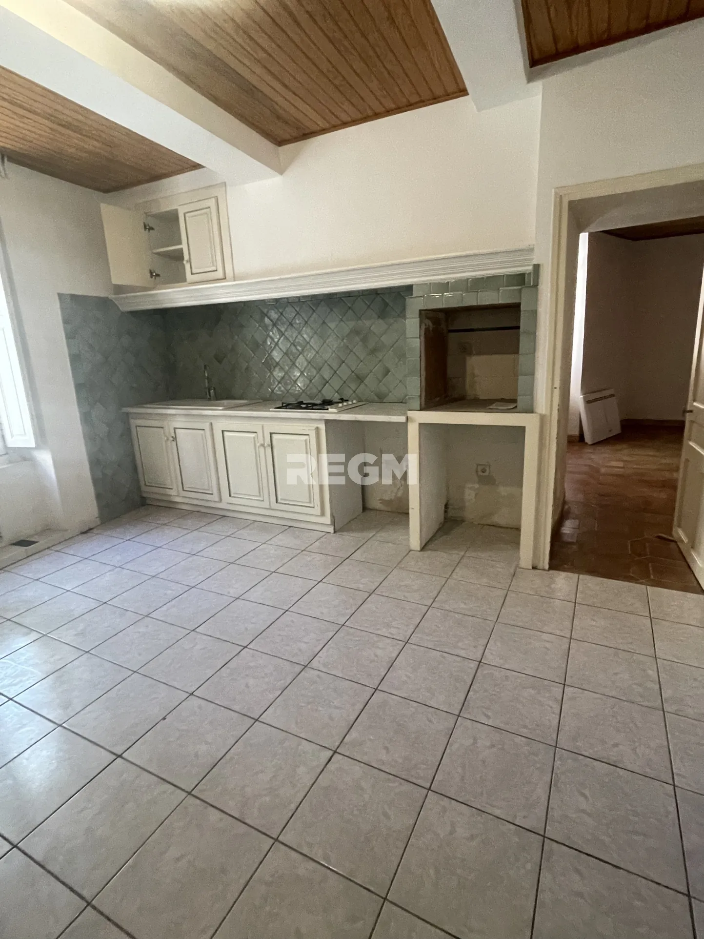 Appartement à rénover de 56 m² avec garage et cave au cœur de Salernes