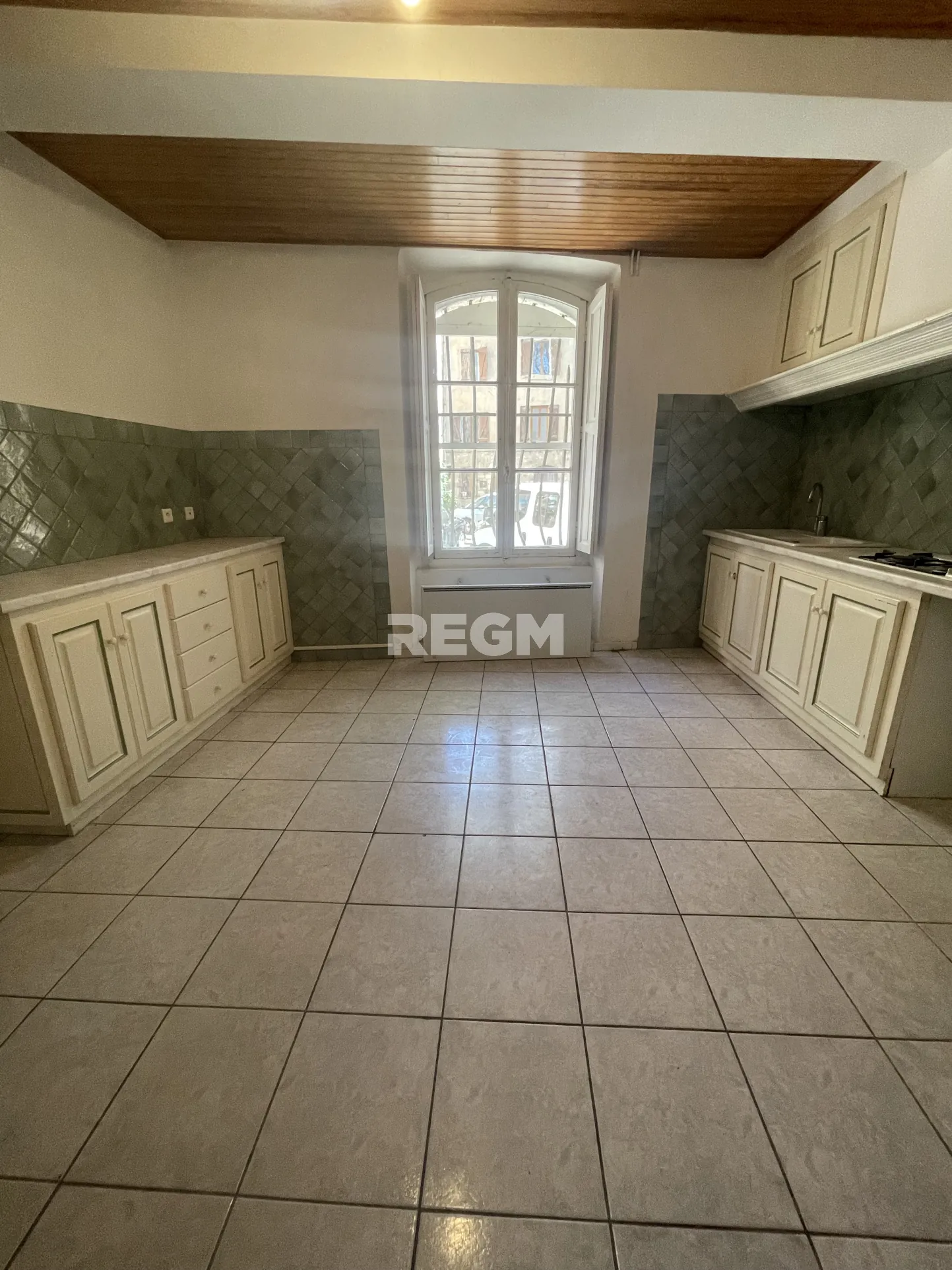 Appartement à rénover de 56 m² avec garage et cave au cœur de Salernes 