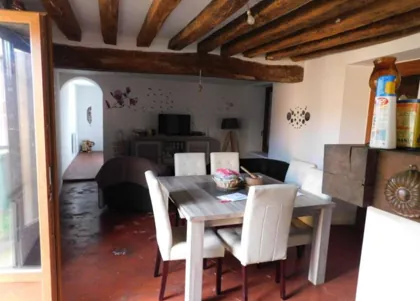 Maison à vendre de 57 m² à Gambais en vente aux enchères au prix de départ de 84 000 € 