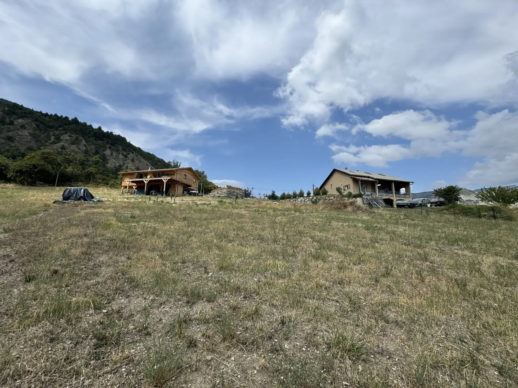 Terrain constructible de 2053 m² avec vue sur les montagnes à Barcillonnette 