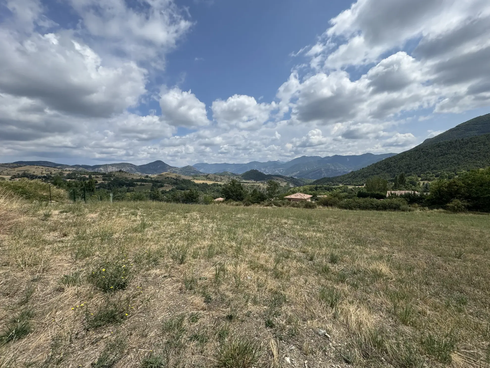 Terrain constructible de 2053 m² avec vue sur les montagnes à Barcillonnette