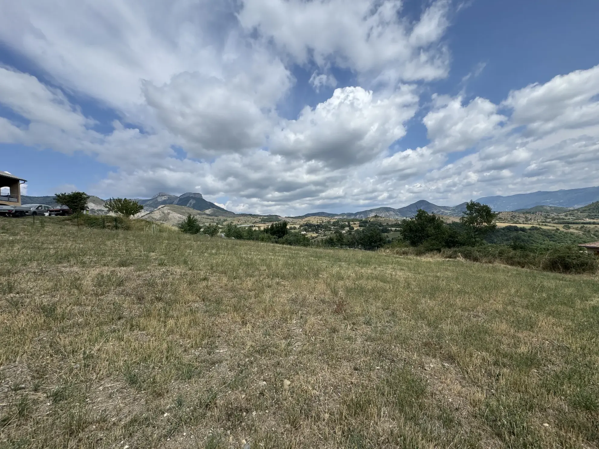 Terrain constructible de 2053 m² avec vue sur les montagnes à Barcillonnette 
