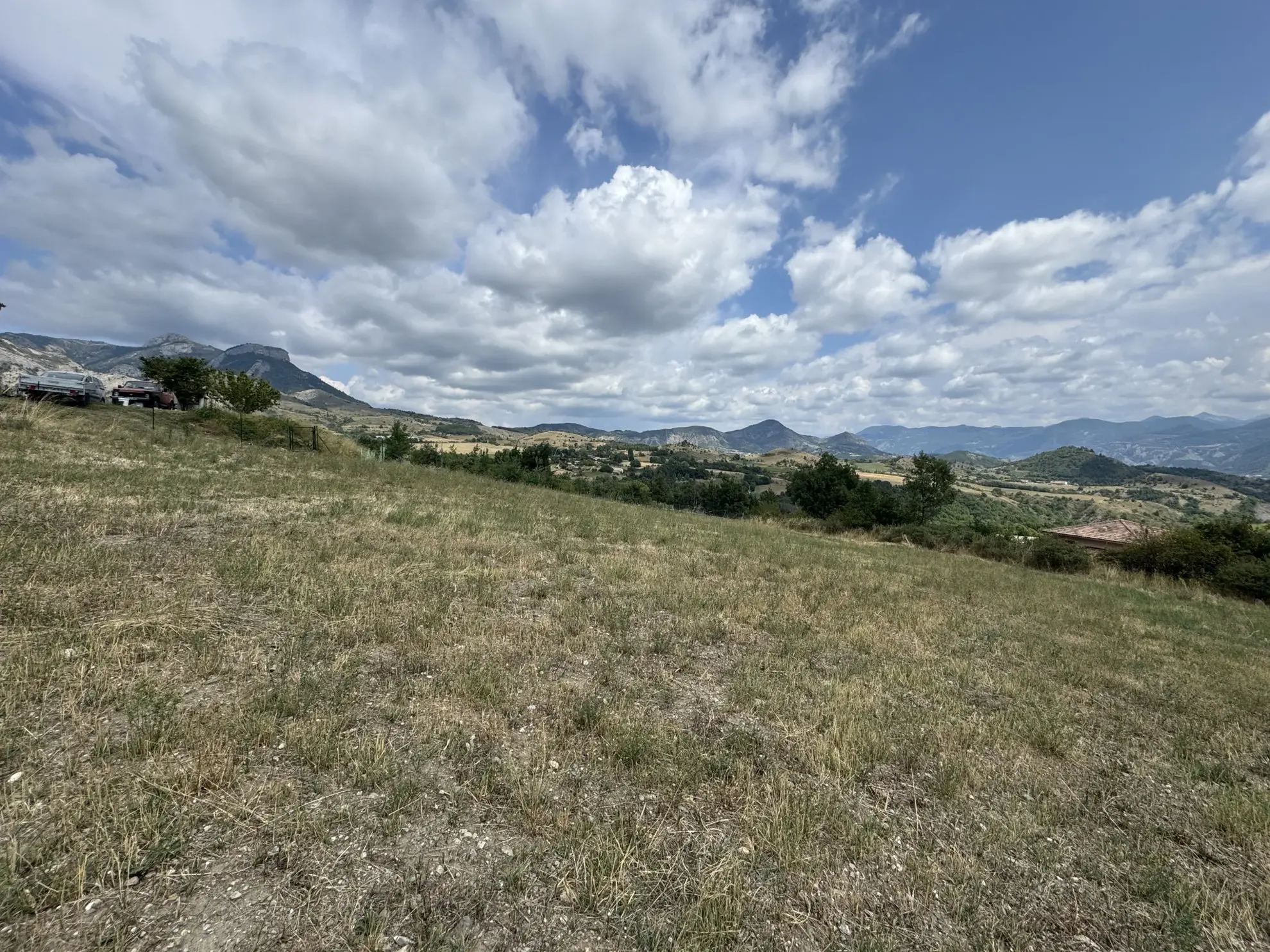 Terrain constructible de 2053 m² avec vue sur les montagnes à Barcillonnette 