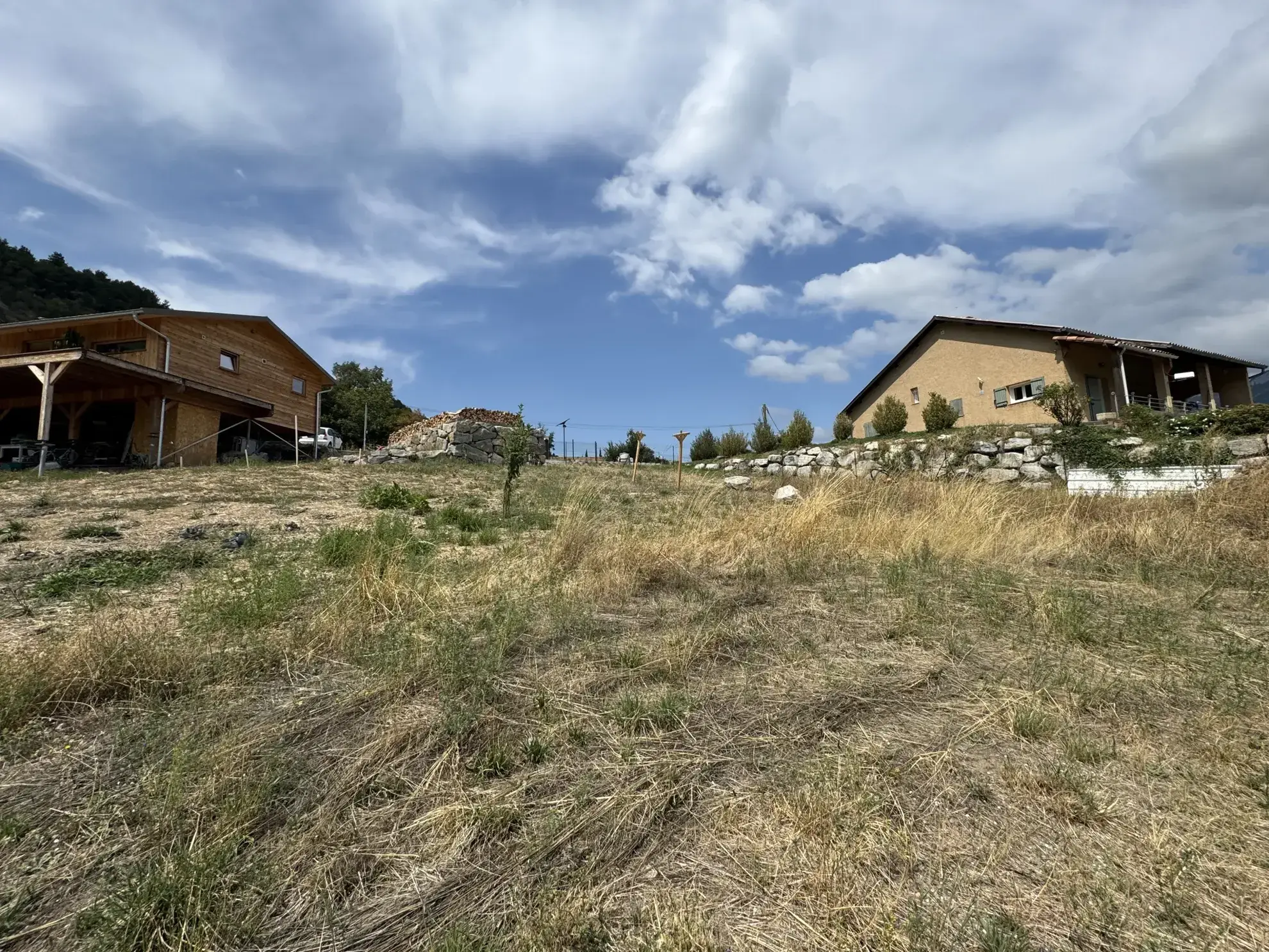 Terrain constructible de 2053 m² avec vue sur les montagnes à Barcillonnette 