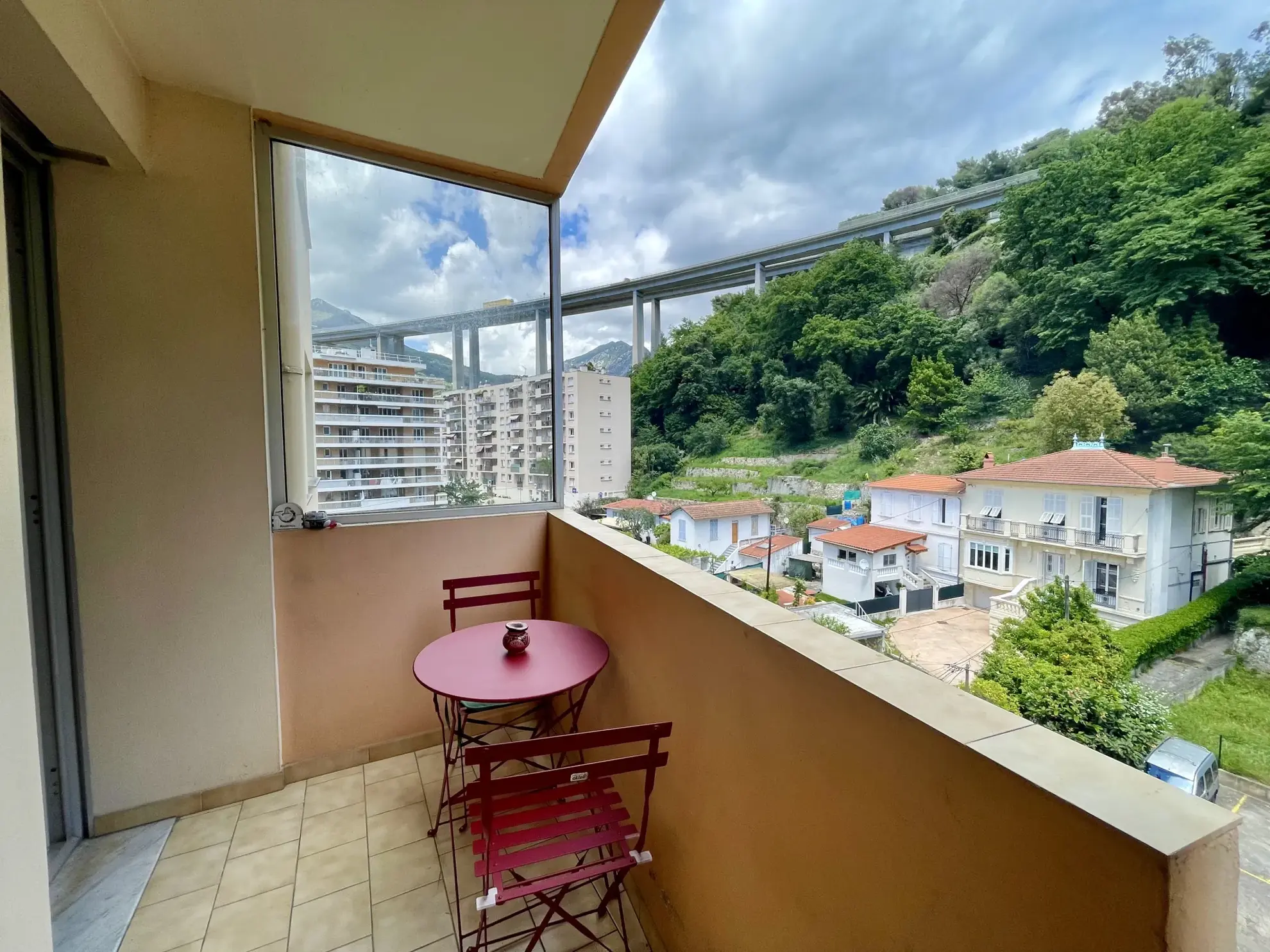 Appartement 3 pièces de 72 m² à vendre à Menton avec terrasse et cave 