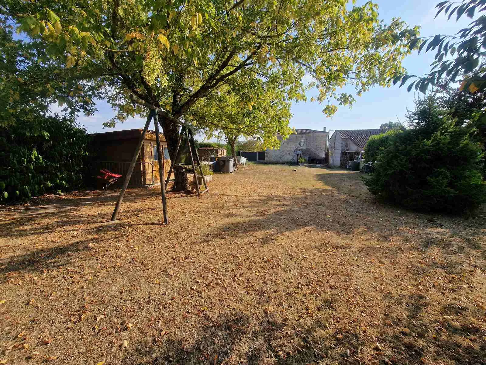 Charmante maison en pierre avec garage et dépendances à Saint-Paul, 116 m² sur terrain de 2643 m² 