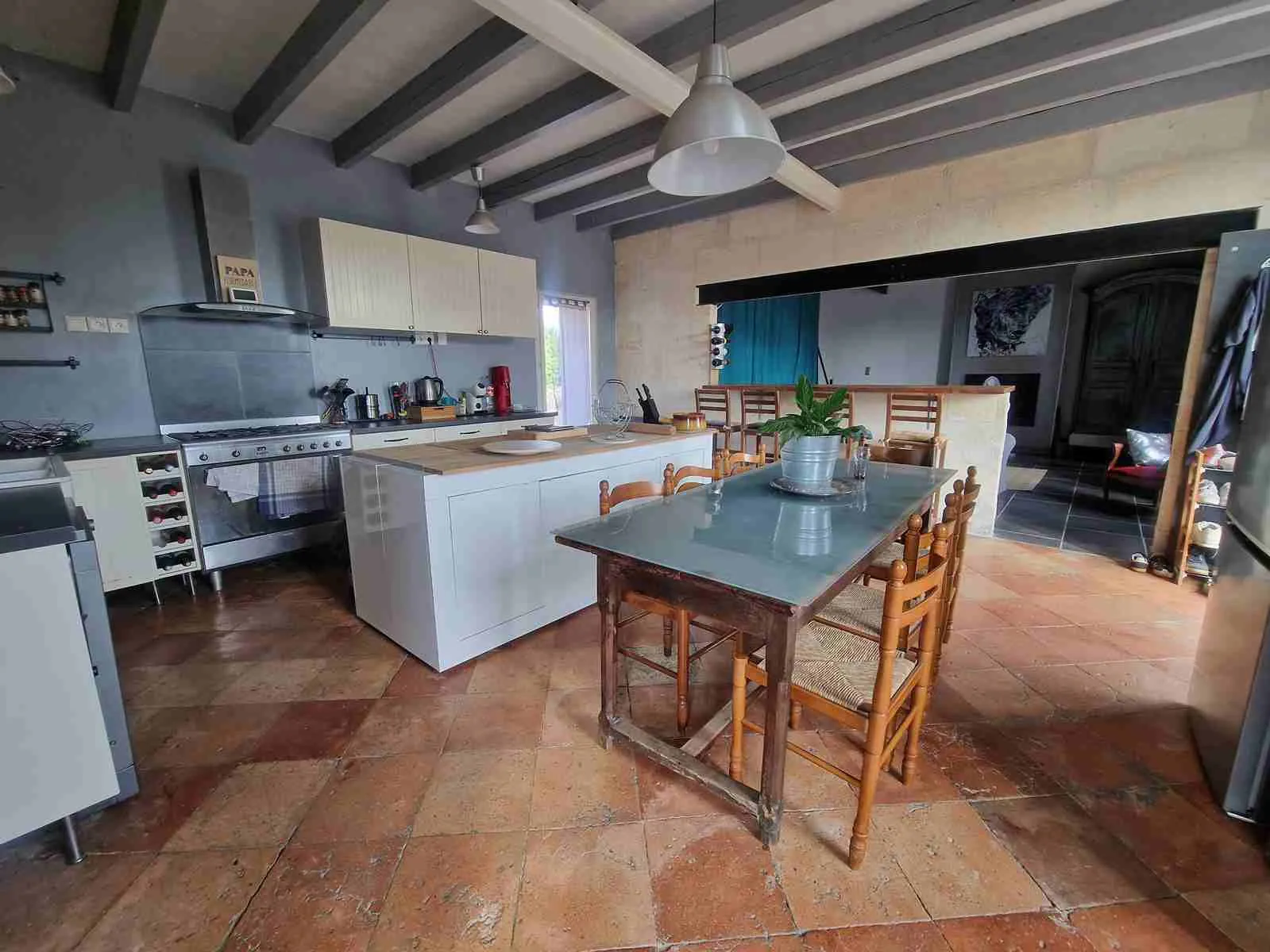 Charmante maison en pierre avec garage et dépendances à Saint-Paul, 116 m² sur terrain de 2643 m² 