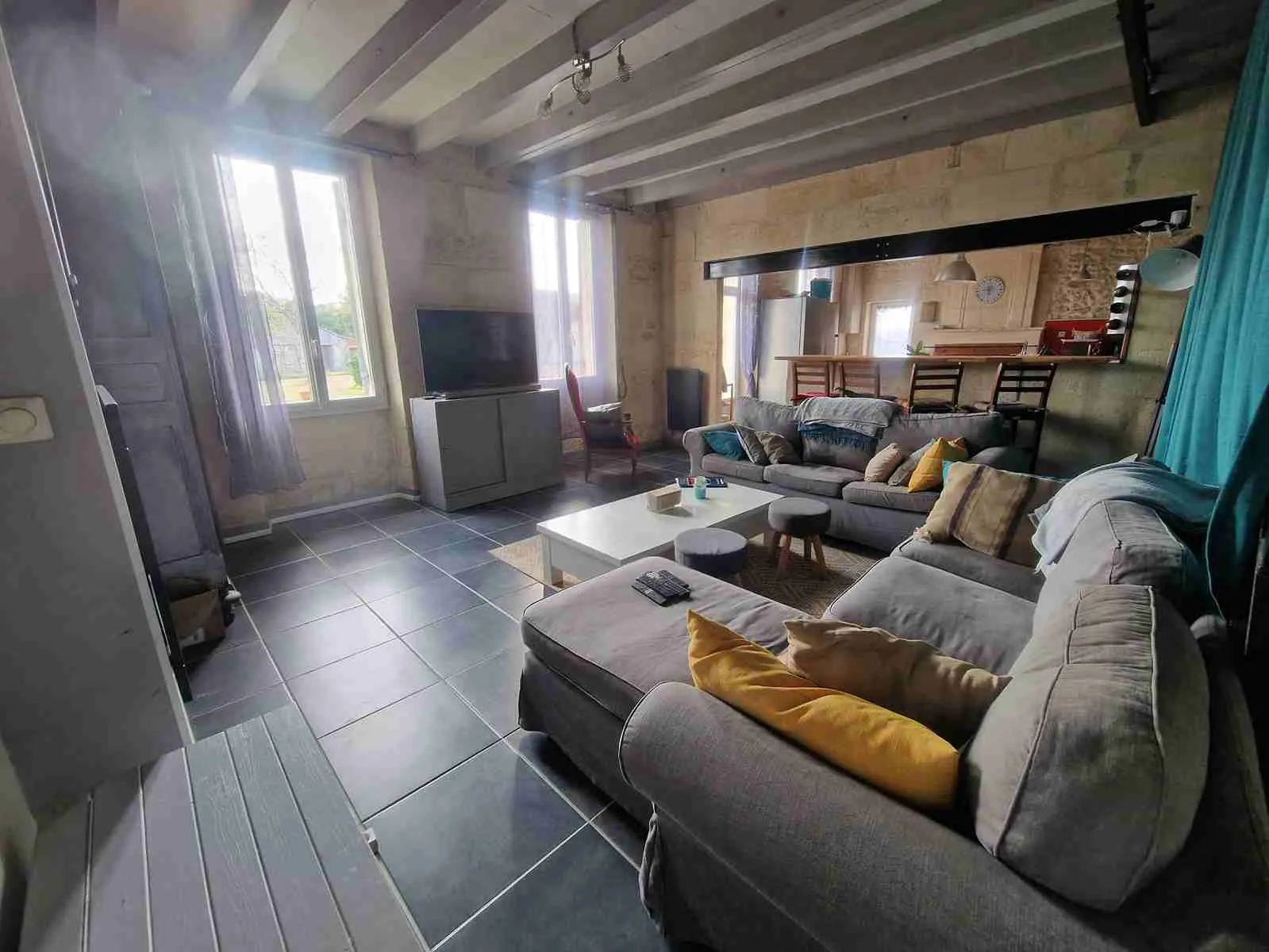 Charmante maison en pierre avec garage et dépendances à Saint-Paul, 116 m² sur terrain de 2643 m² 