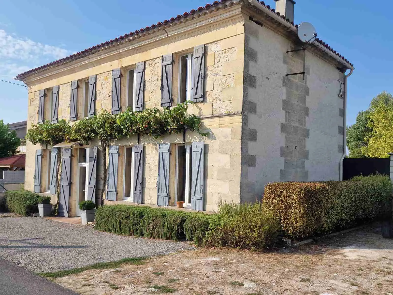 Charmante maison en pierre avec garage et dépendances à Saint-Paul, 116 m² sur terrain de 2643 m²