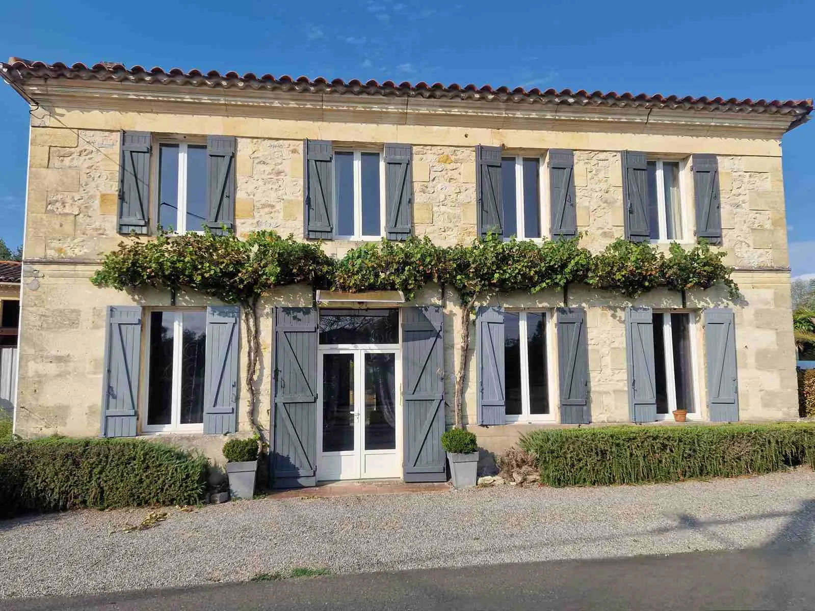 Charmante maison en pierre avec garage et dépendances à Saint-Paul, 116 m² sur terrain de 2643 m² 