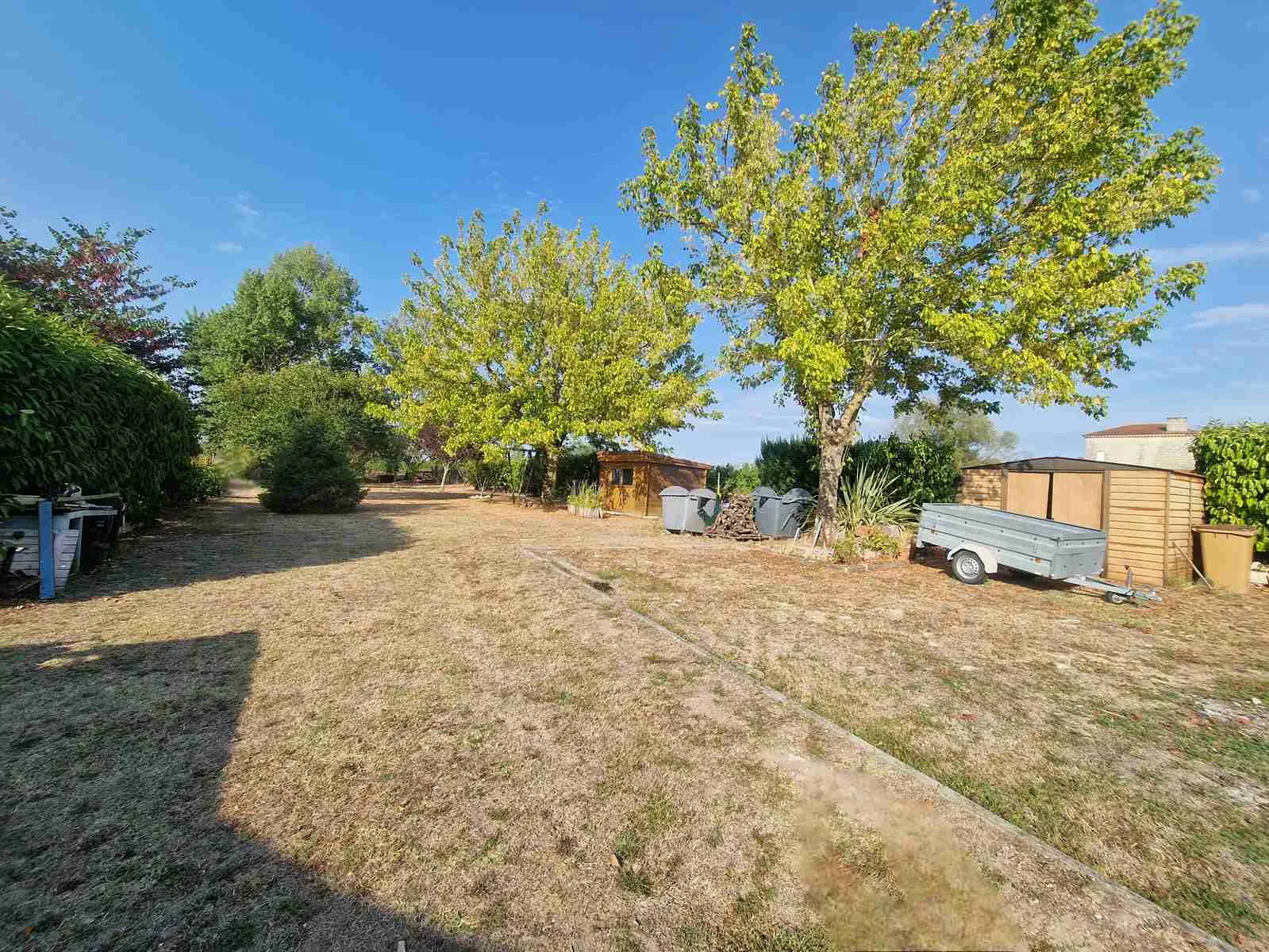 Charmante maison en pierre avec garage et dépendances à Saint-Paul, 116 m² sur terrain de 2643 m² 