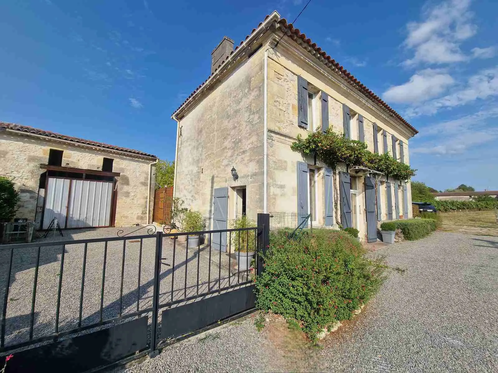 Charmante maison en pierre avec garage et dépendances à Saint-Paul, 116 m² sur terrain de 2643 m² 