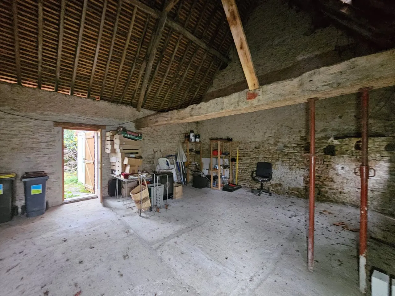 Maison à vendre avec jardin, dépendances et garage à Bannegon 