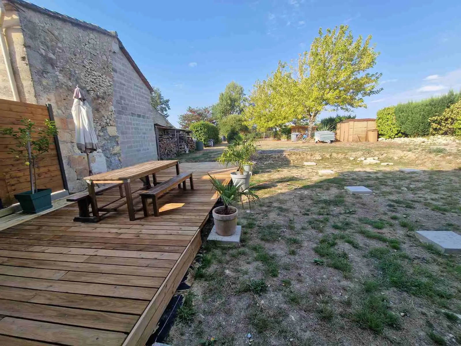 Charmante maison en pierre avec garage et dépendances à Saint-Paul, 116 m² sur terrain de 2643 m² 