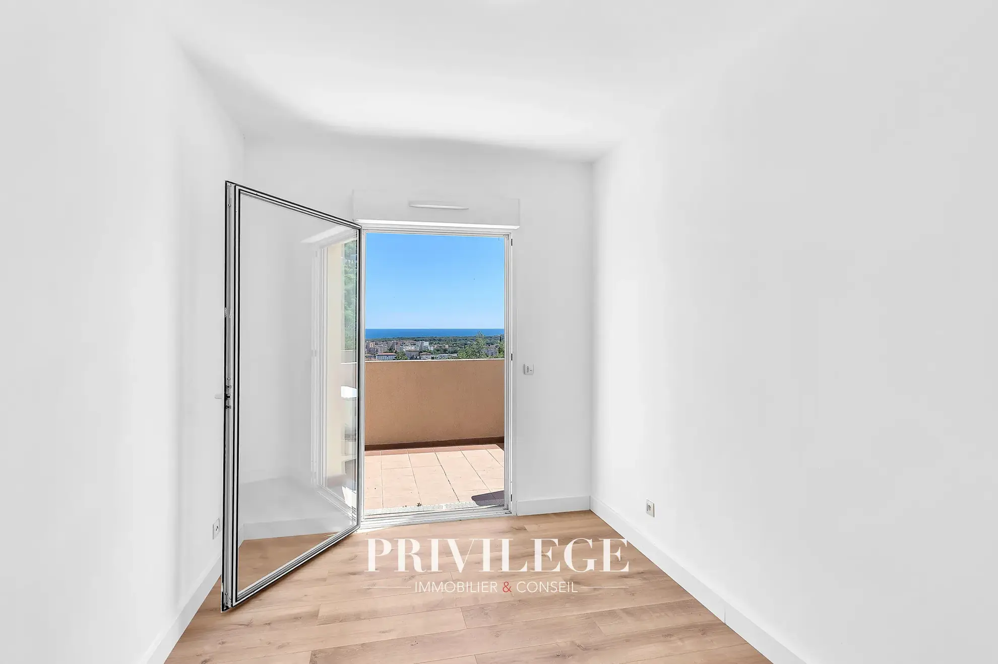 Appartement 2 pièces avec vue mer, terrasse et parking à Mandelieu La Napoule 