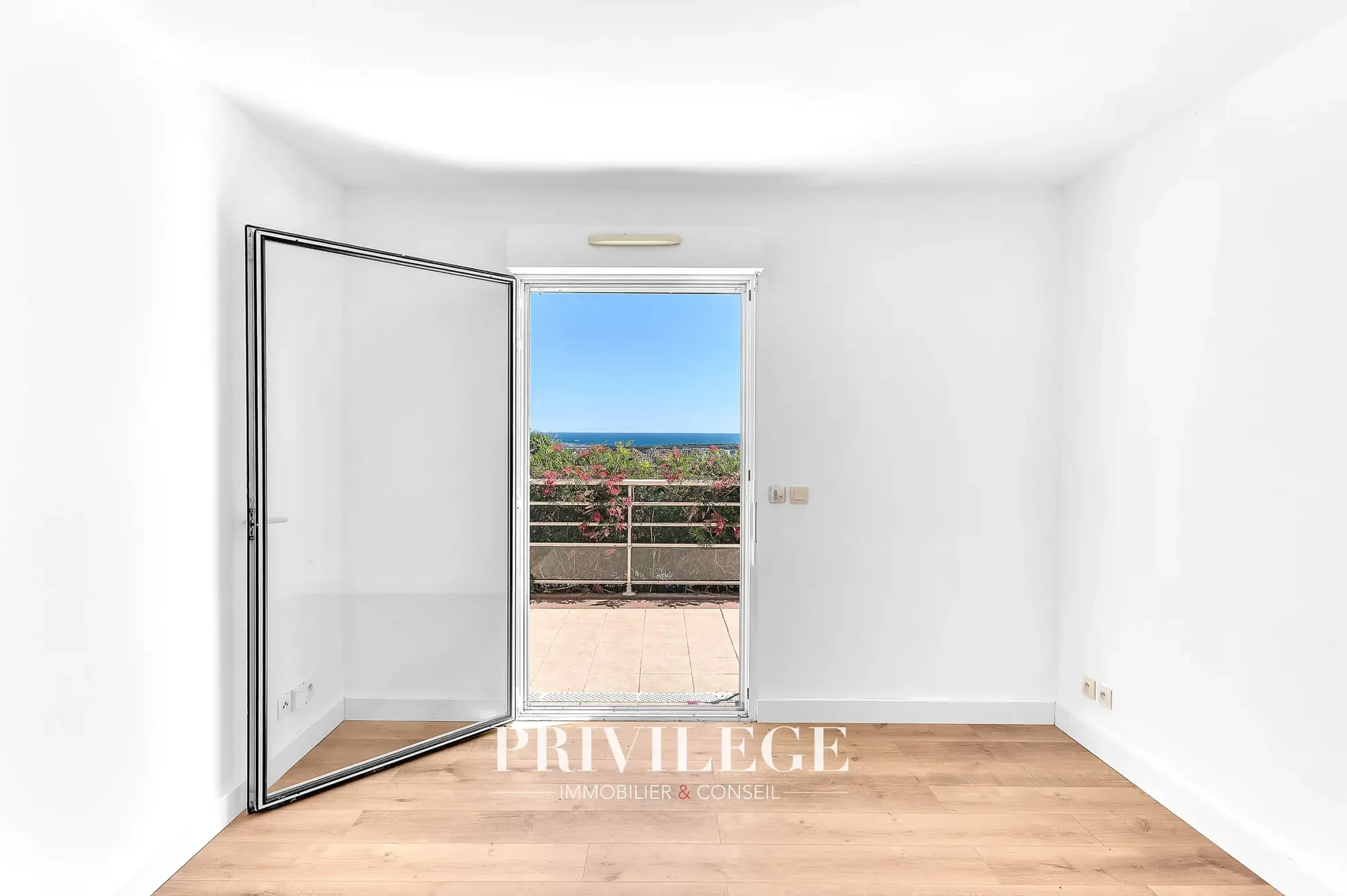 Appartement 2 pièces avec vue mer, terrasse et parking à Mandelieu La Napoule 