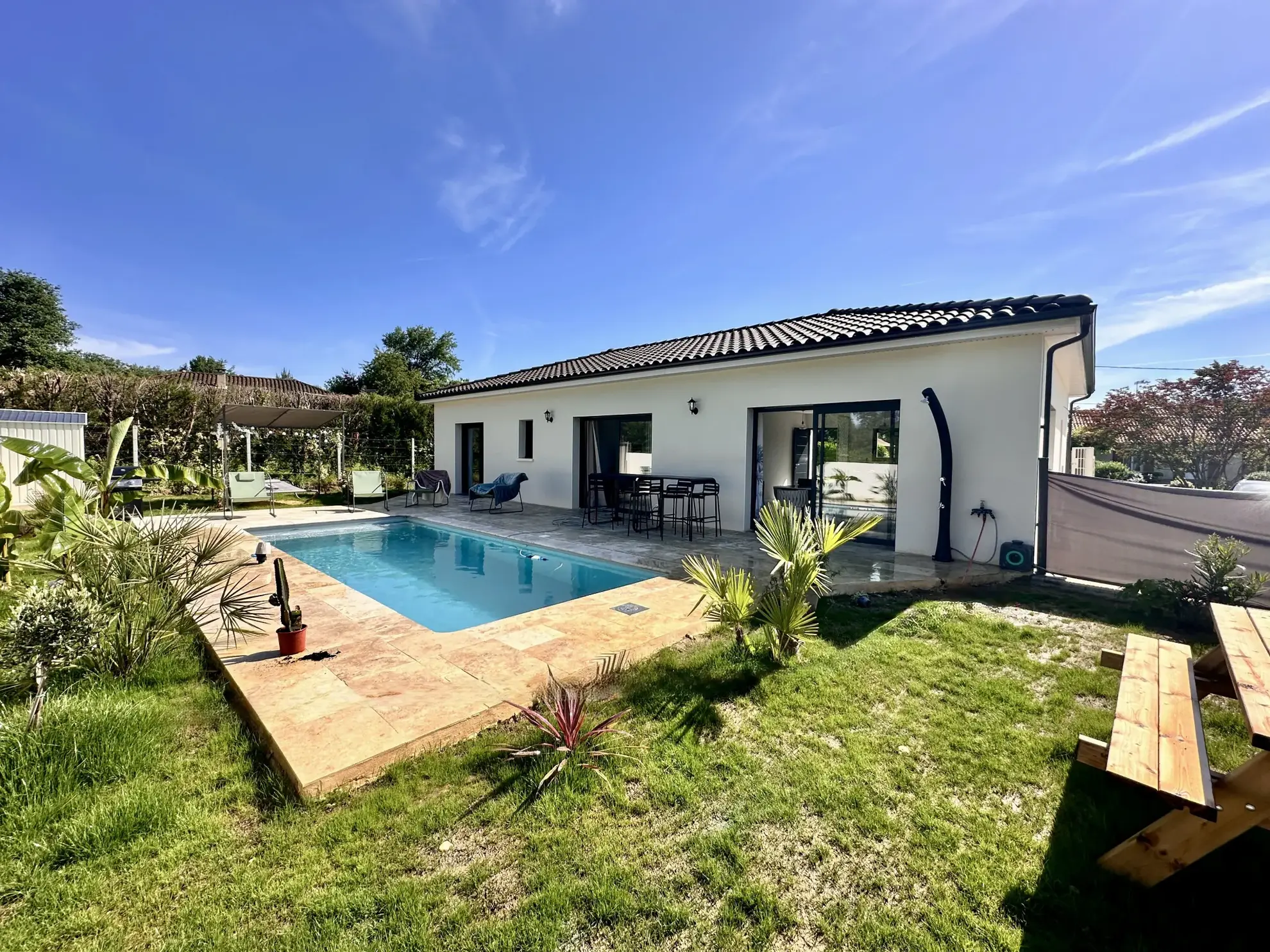 Maison neuve de plain-pied avec piscine à Creysse, à proximité de Bergerac