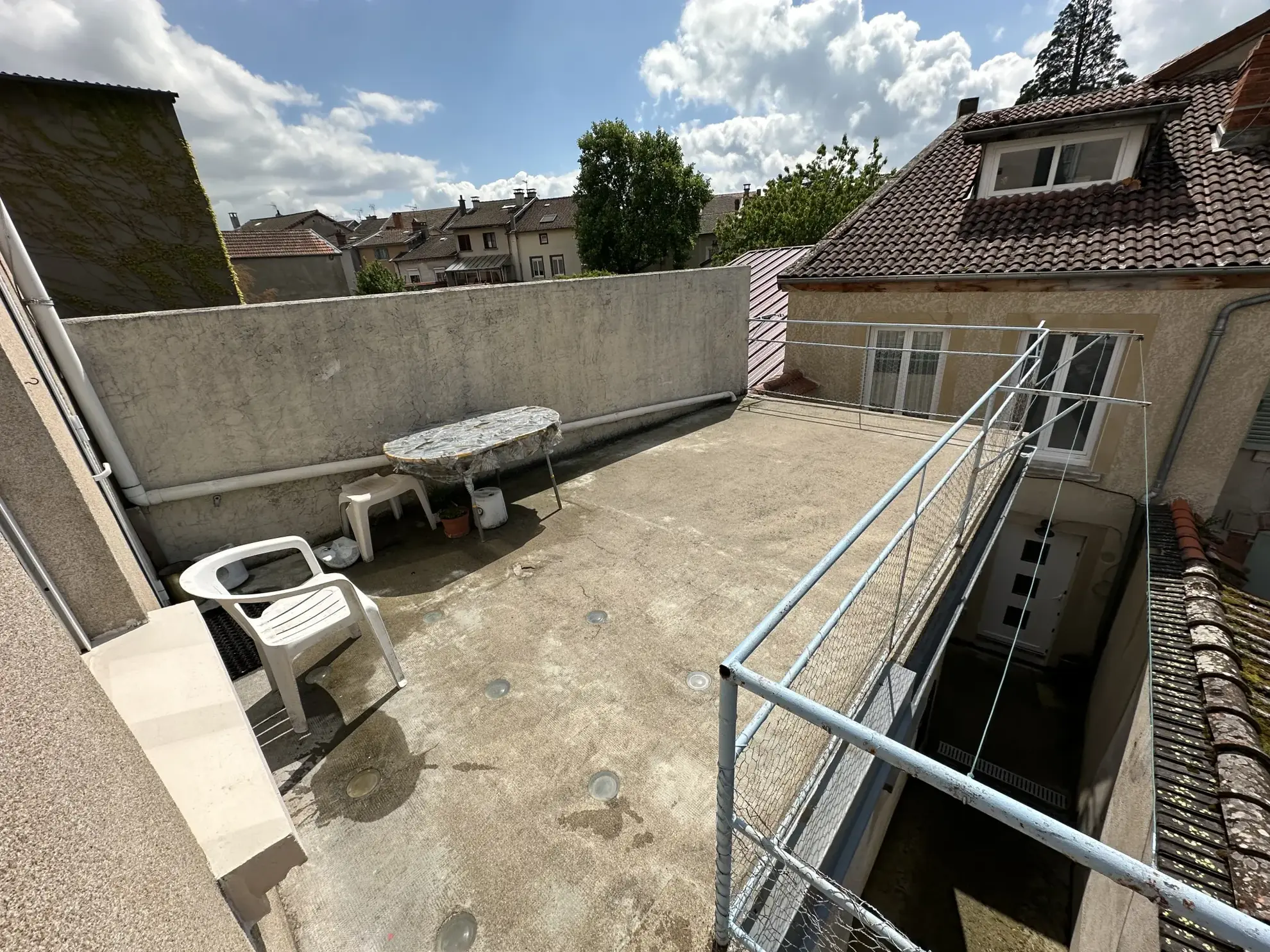 Bel ensemble immobilier de 82,50 m² à Ambert avec terrasse et caves 