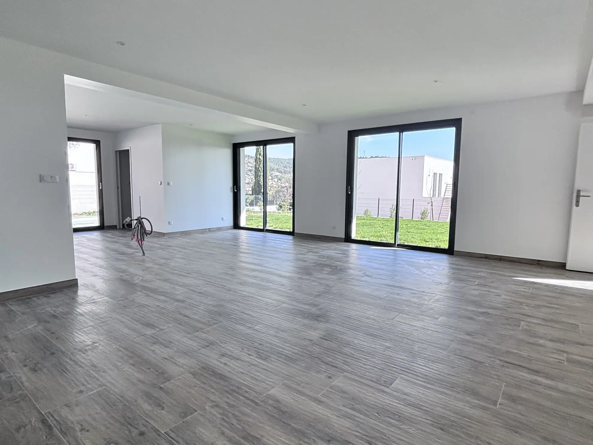 Villa contemporaine à vendre à Ceyreste avec piscine et vue mer 