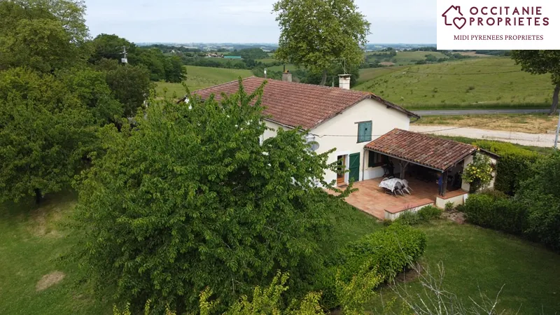 Magnifique maison rénovée avec vue sur les Pyrénées à Lilhac 
