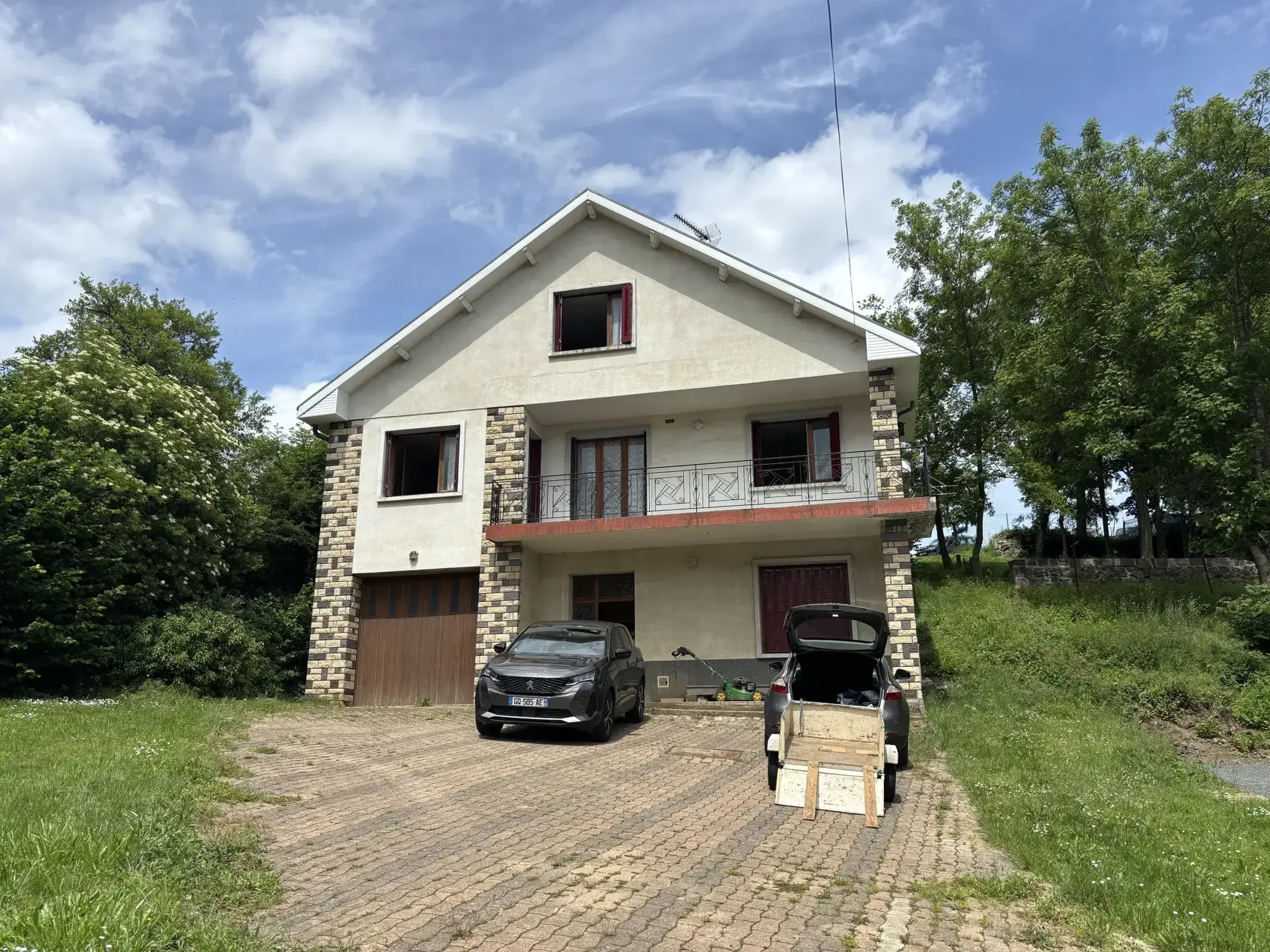 Maison familiale 7 pièces de 160 m² à Sayat avec garage et terrasse