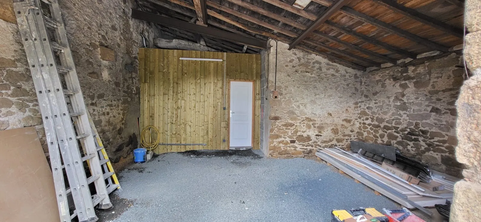 Maison en pierre rénovée à Cugand avec 3 chambres et jardin - Opportunité idéale 