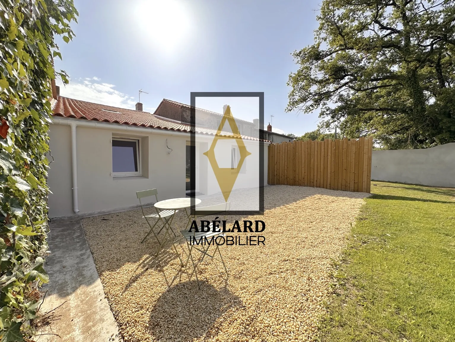 Maison en pierre rénovée à Cugand avec 3 chambres et jardin - Opportunité idéale