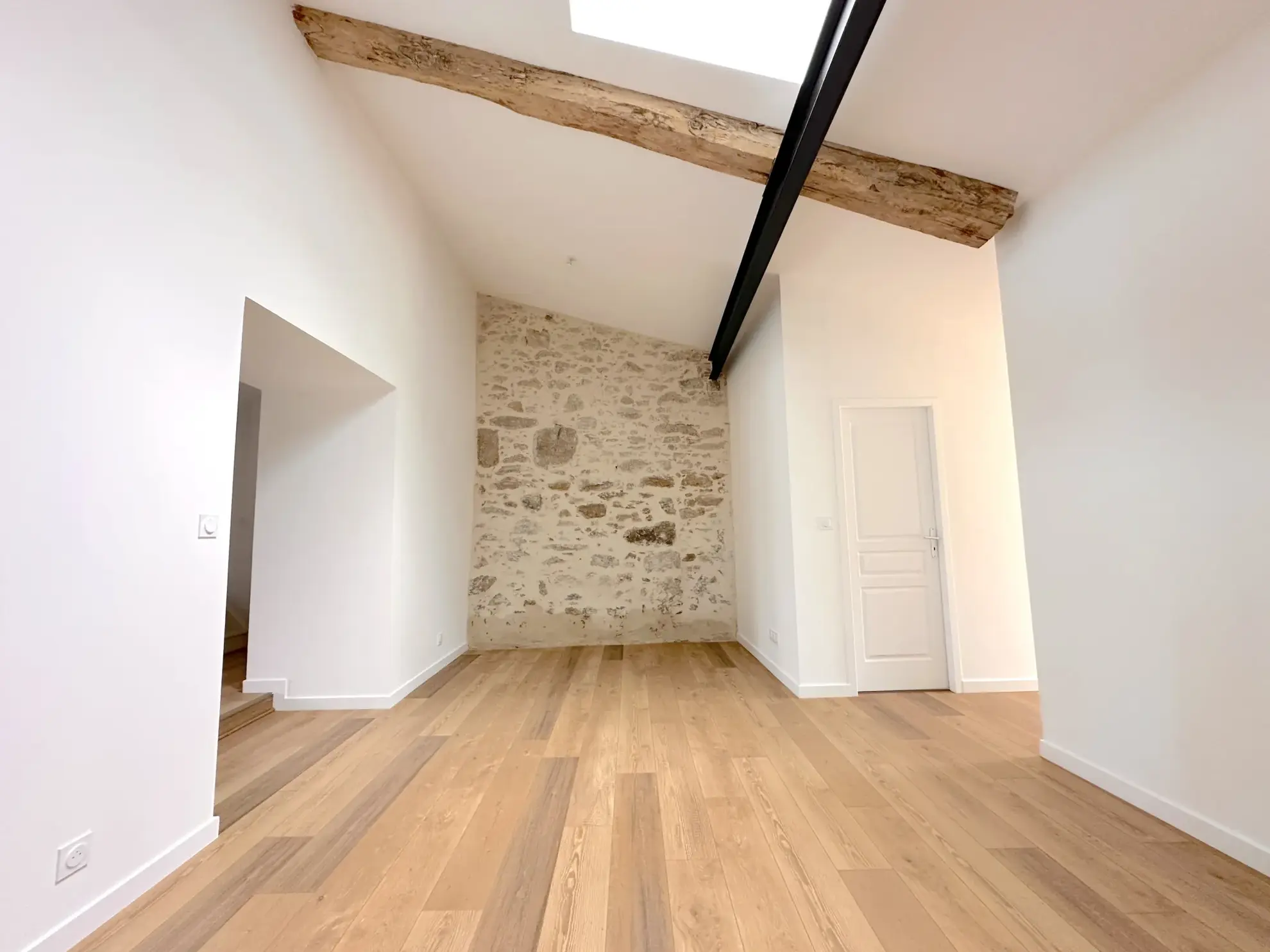 Maison en pierre rénovée à Cugand avec 3 chambres et jardin - Opportunité idéale 
