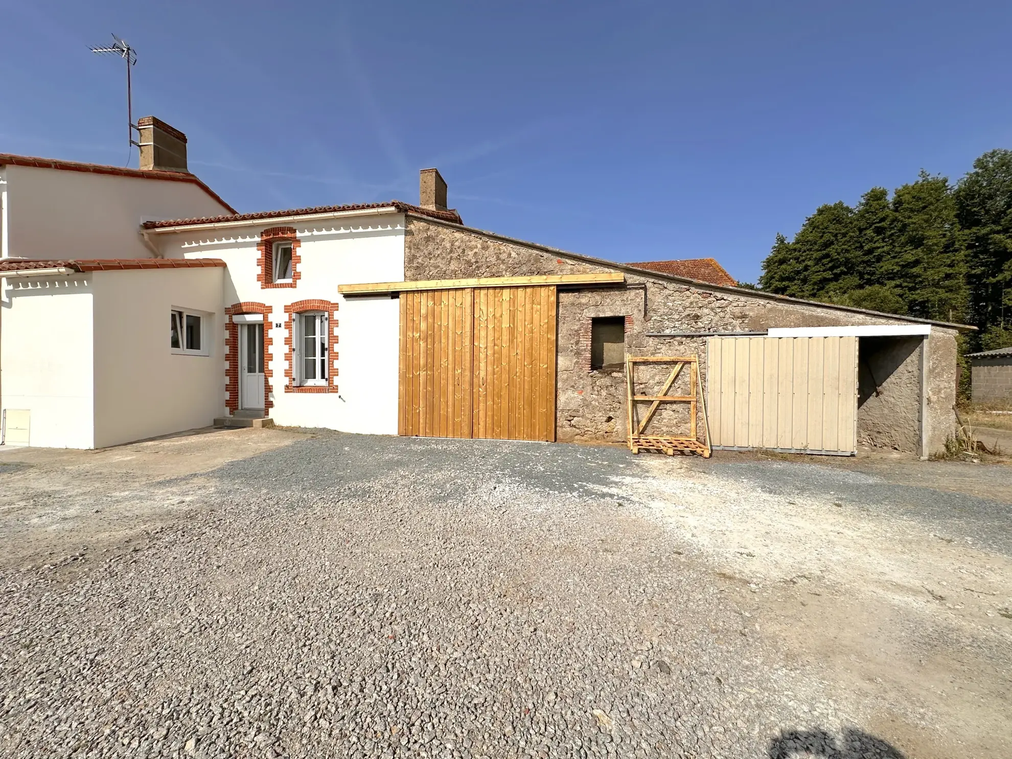 Maison en pierre rénovée à Cugand avec 3 chambres et jardin - Opportunité idéale 