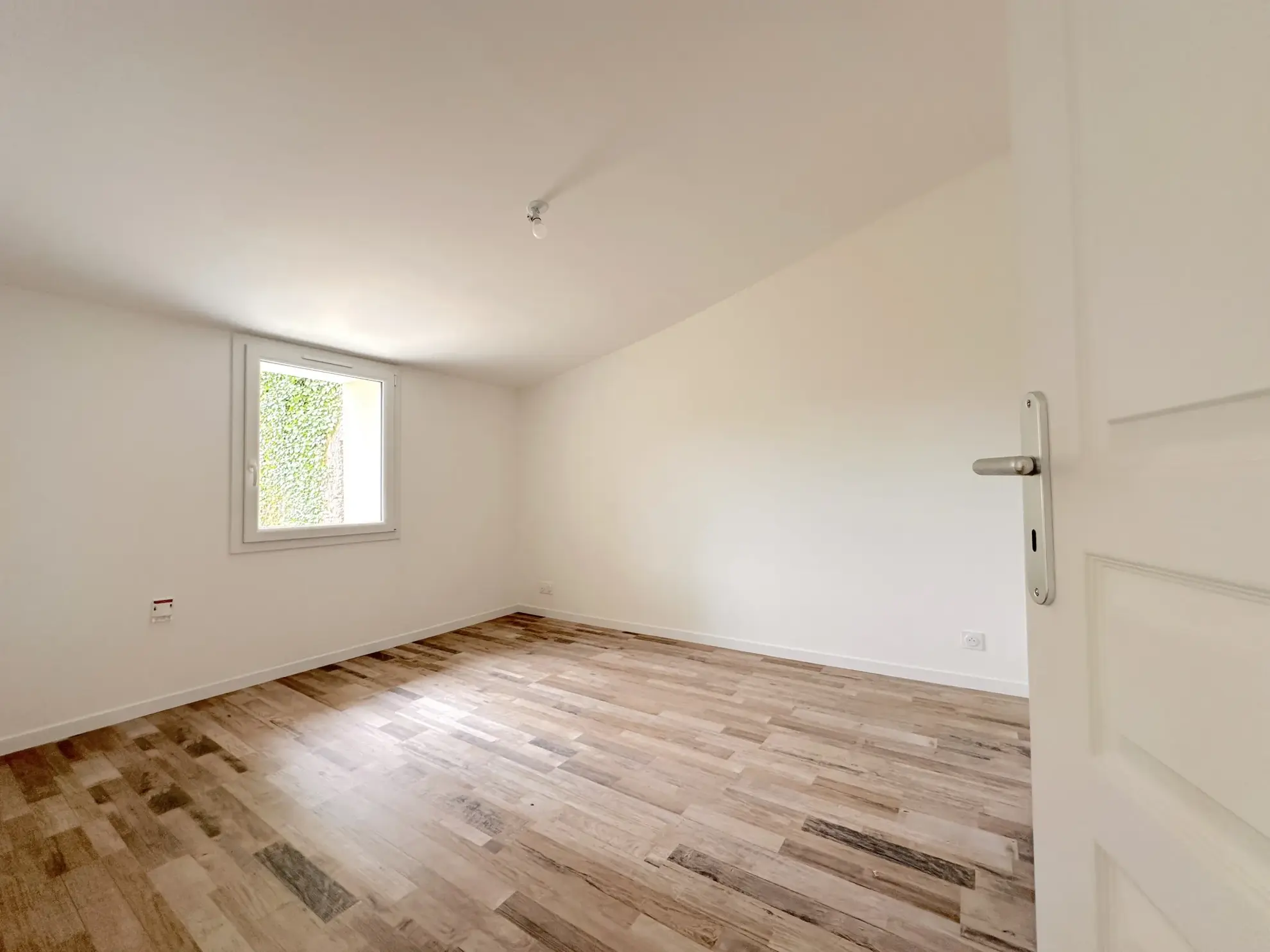 Maison en pierre rénovée à Cugand avec 3 chambres et jardin - Opportunité idéale 