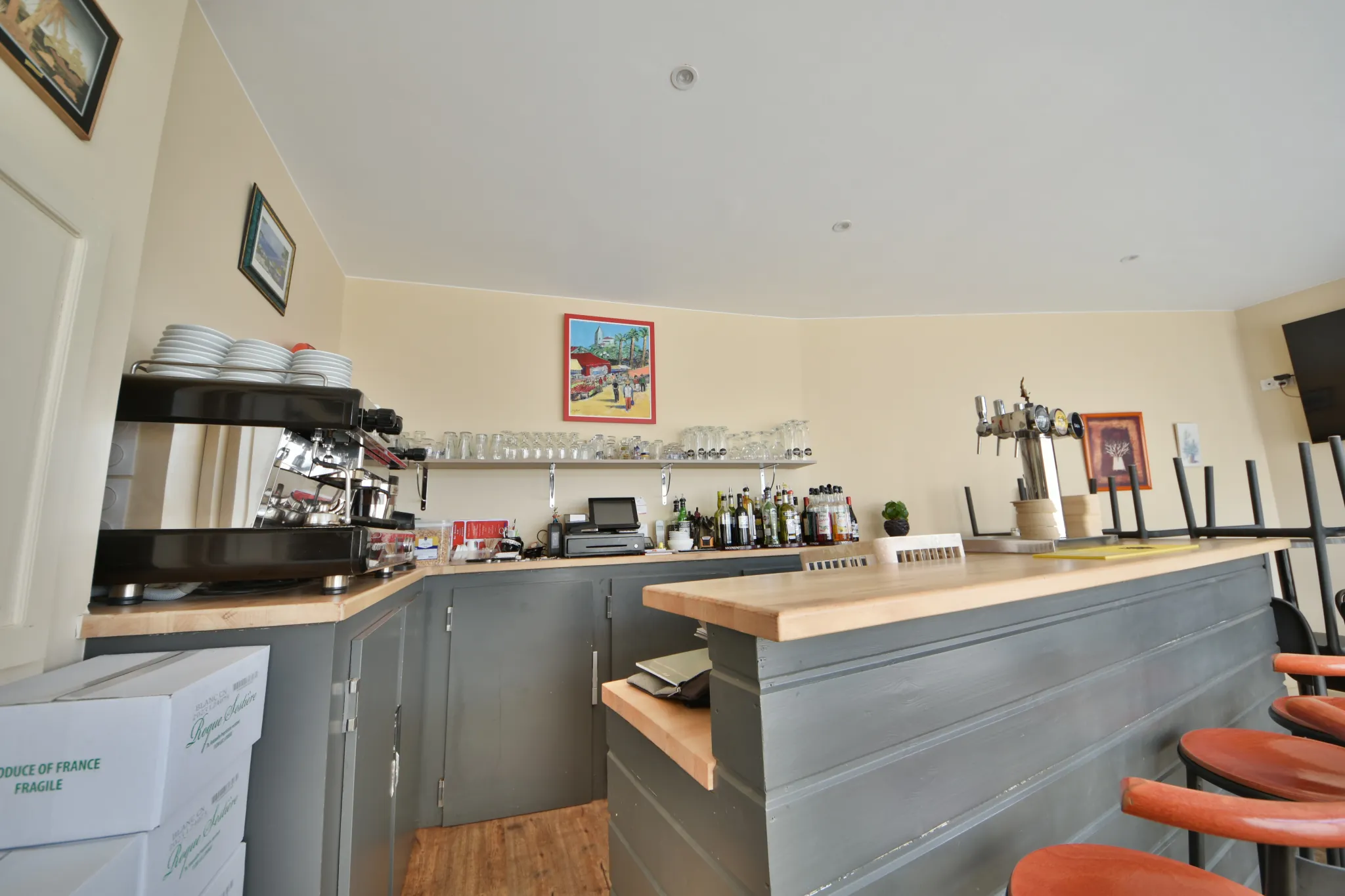 Immeuble avec commerce et appartement rénové à Malemort-sur-Corrèze 