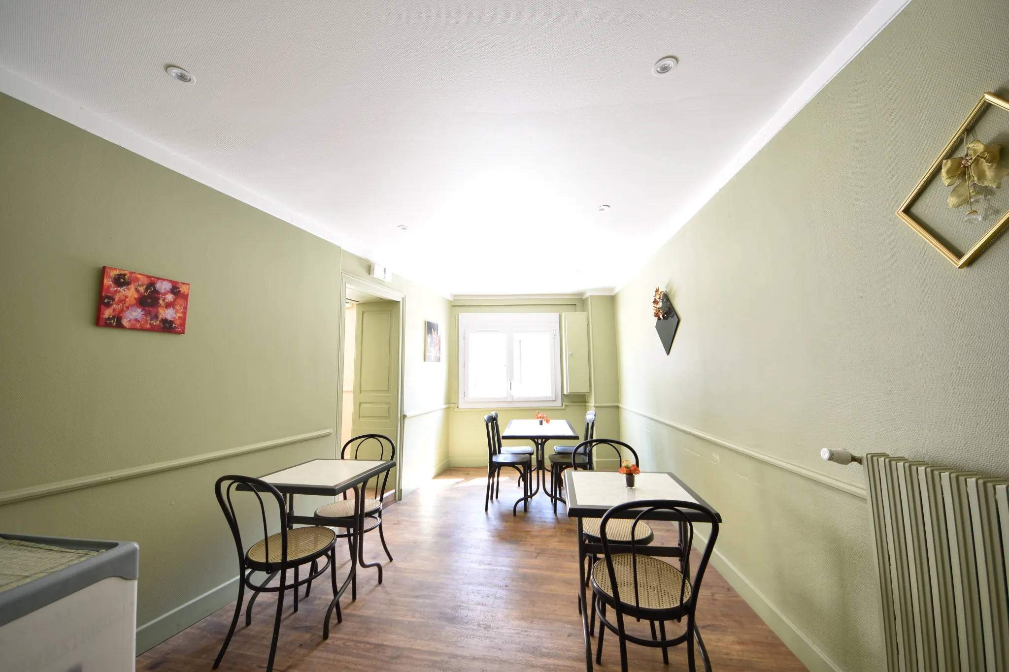 Immeuble avec commerce et appartement rénové à Malemort-sur-Corrèze 