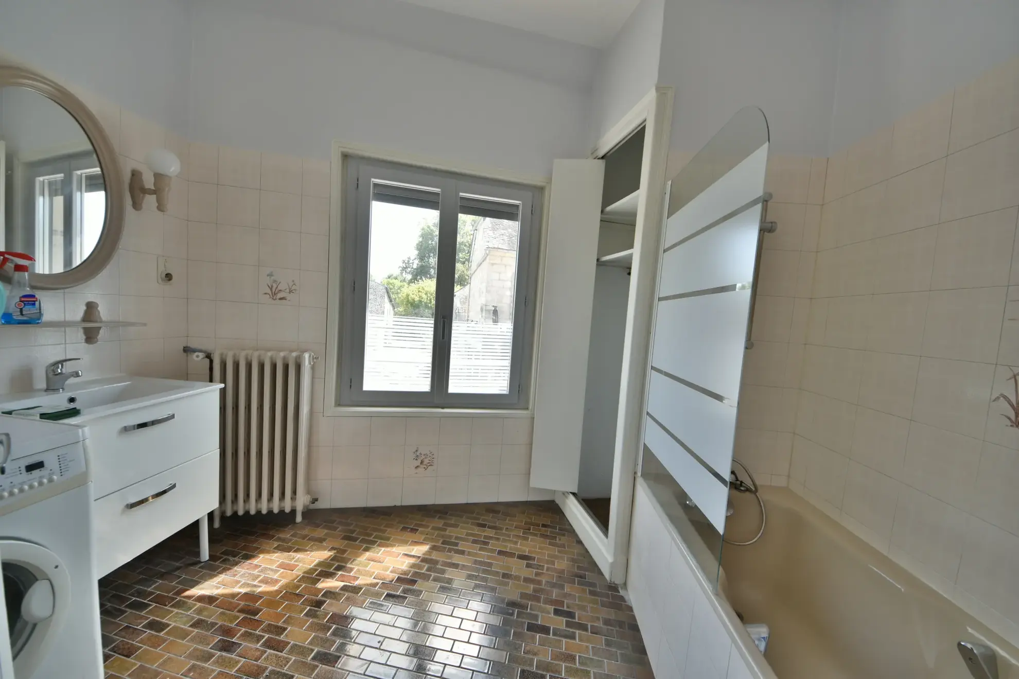 Immeuble avec commerce et appartement rénové à Malemort-sur-Corrèze 