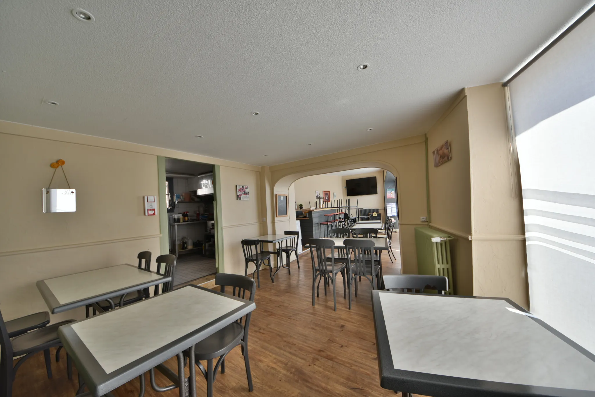 Immeuble avec commerce et appartement rénové à Malemort-sur-Corrèze 