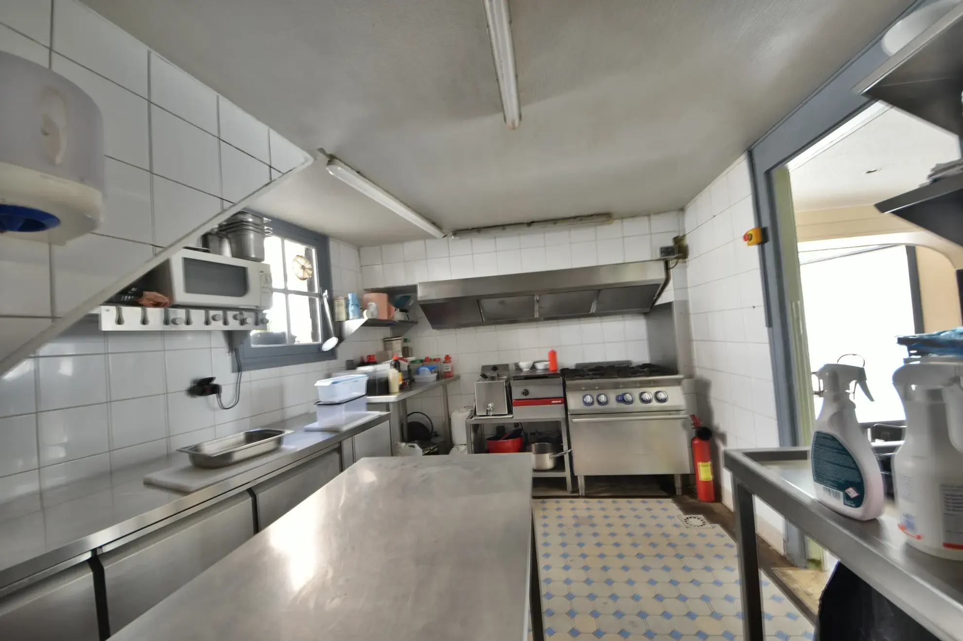 Immeuble avec commerce et appartement rénové à Malemort-sur-Corrèze 