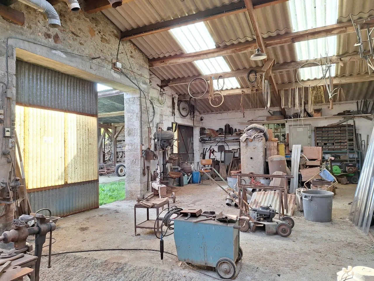 Maison en pierre à rénover avec forge à Bournezeau, 1445 m2, potentiel intéressant 