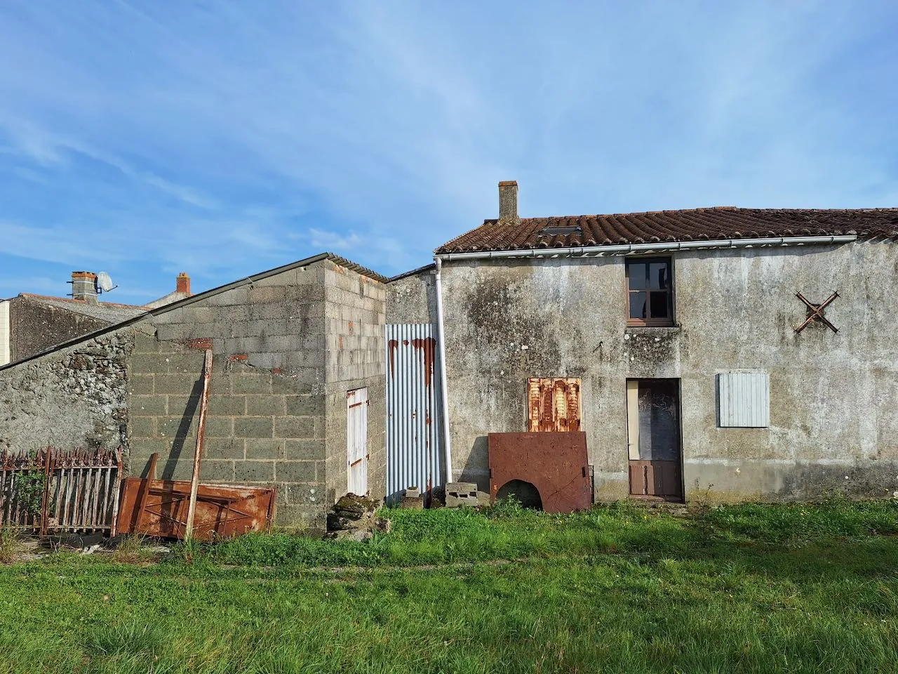 Maison en pierre à rénover avec forge à Bournezeau, 1445 m2, potentiel intéressant 