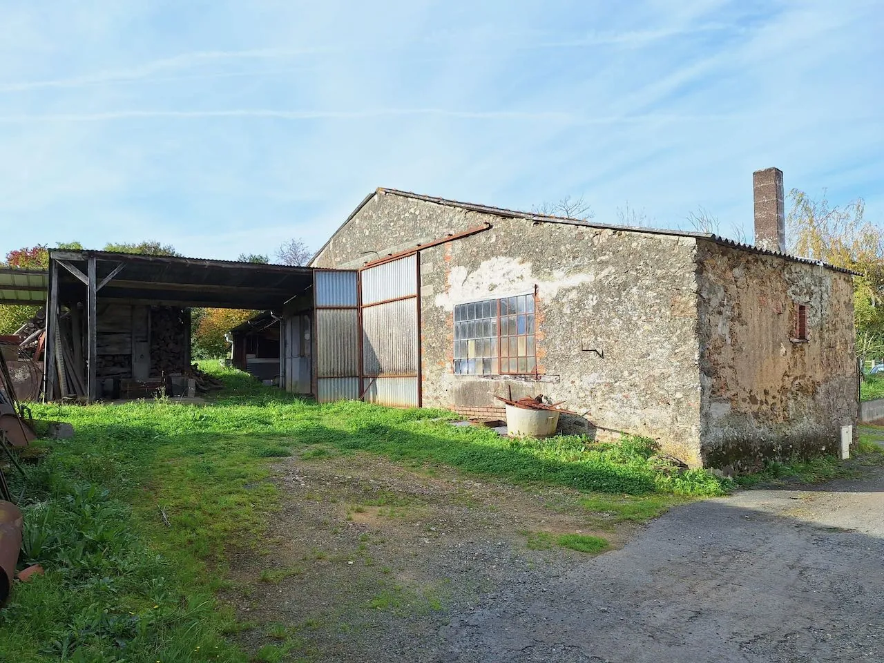 Maison en pierre à rénover avec forge à Bournezeau, 1445 m2, potentiel intéressant 