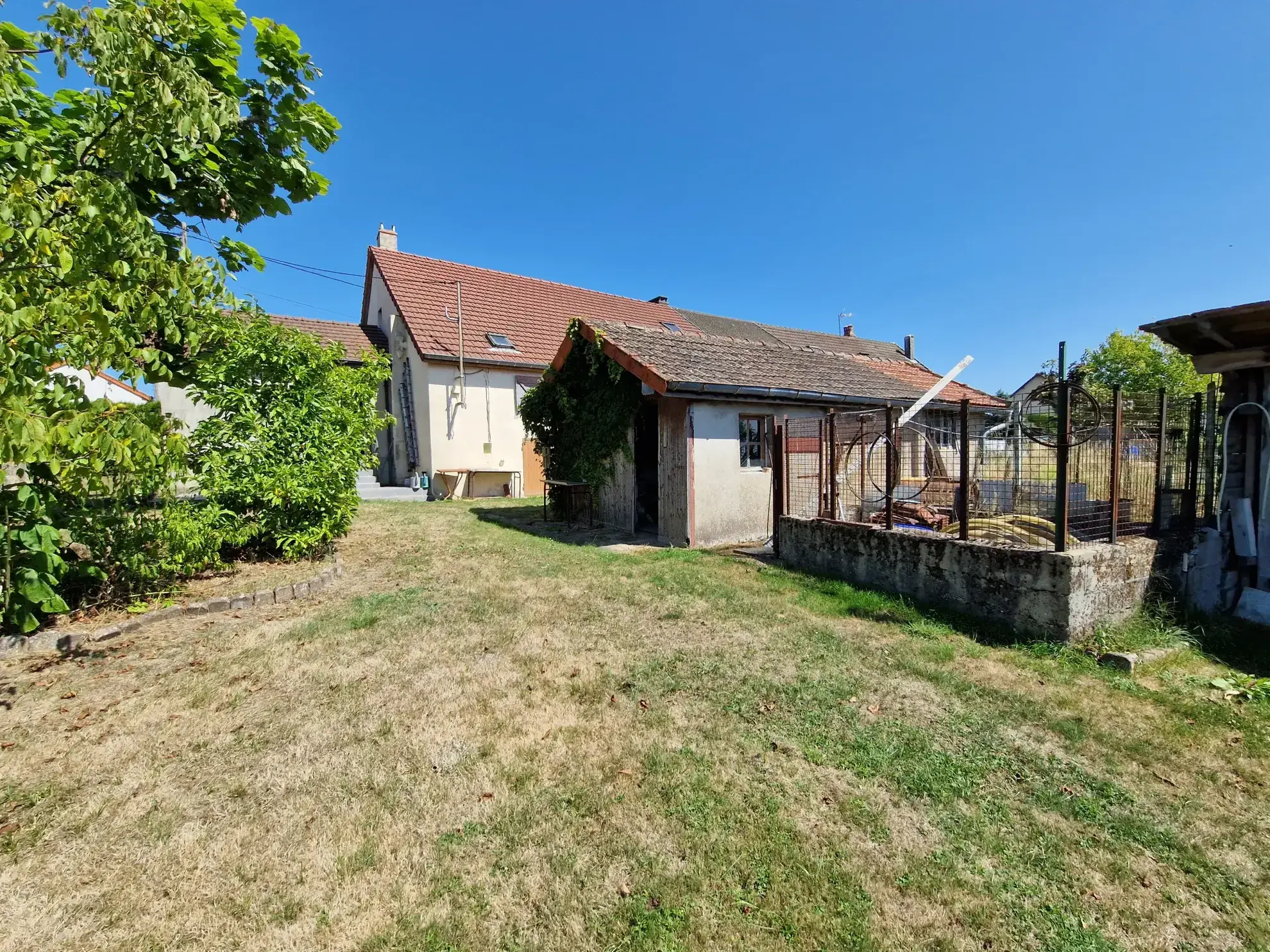 Maison mitoyenne de 80 m² avec terrain et dépendances à Tavernay 