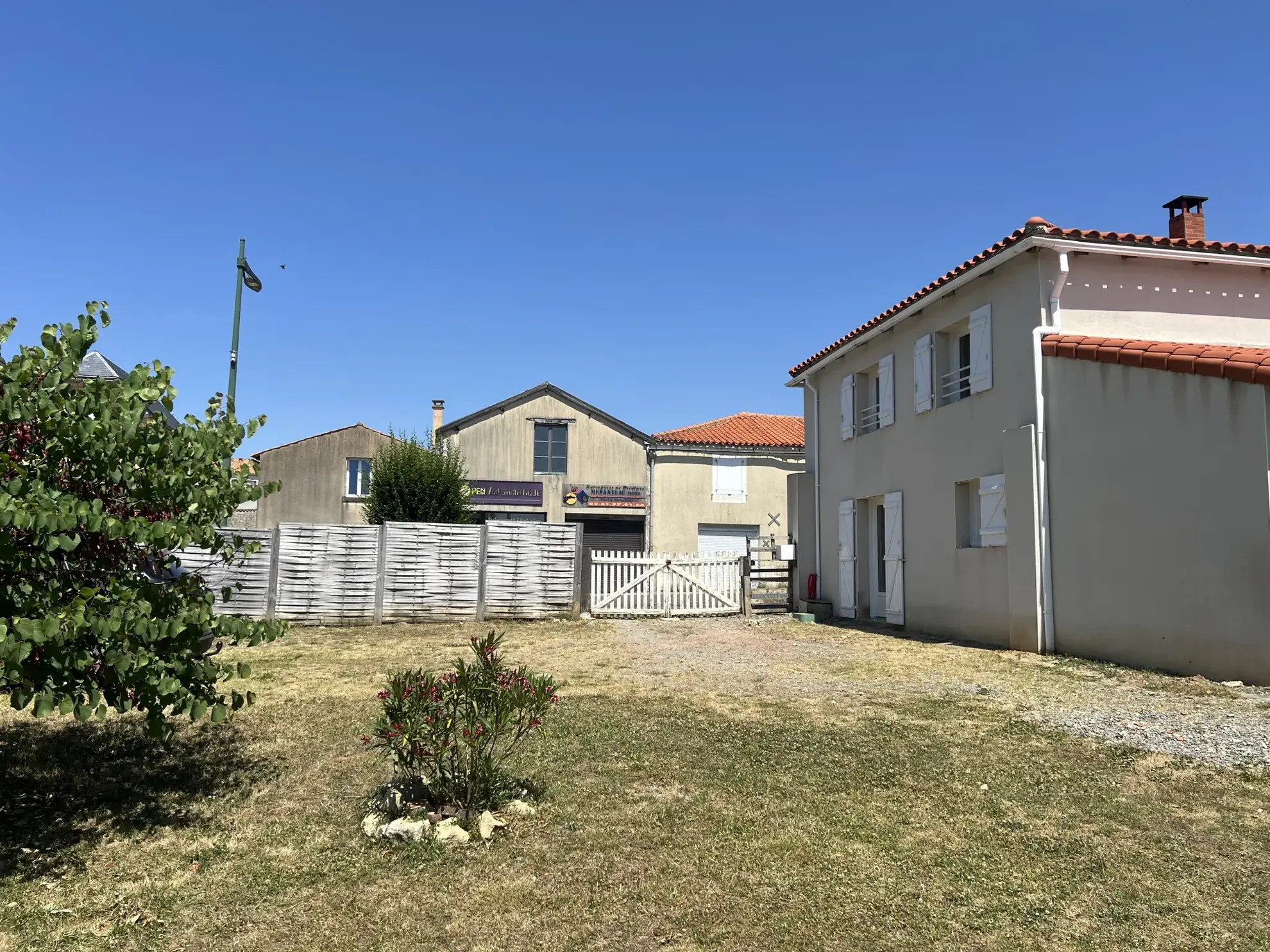 Maison en pierre rénovée avec jardin au centre de Saint Jean d’Hermine 