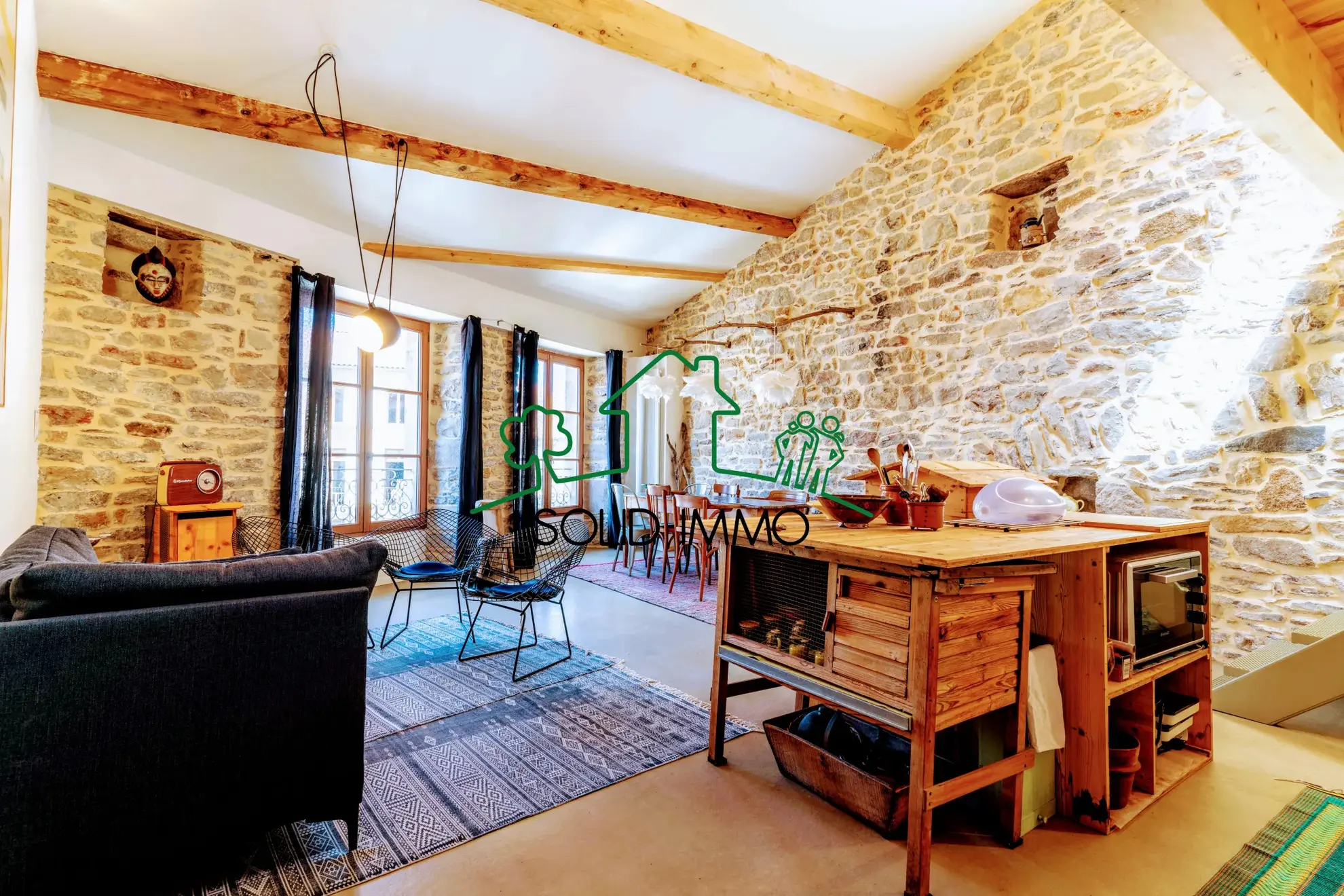 Appartement de charme type loft avec vue sur la place à Les Vans 