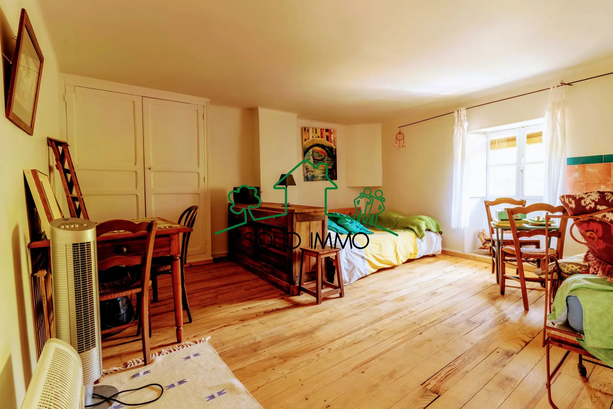 Appartement de charme type loft avec vue sur la place à Les Vans 