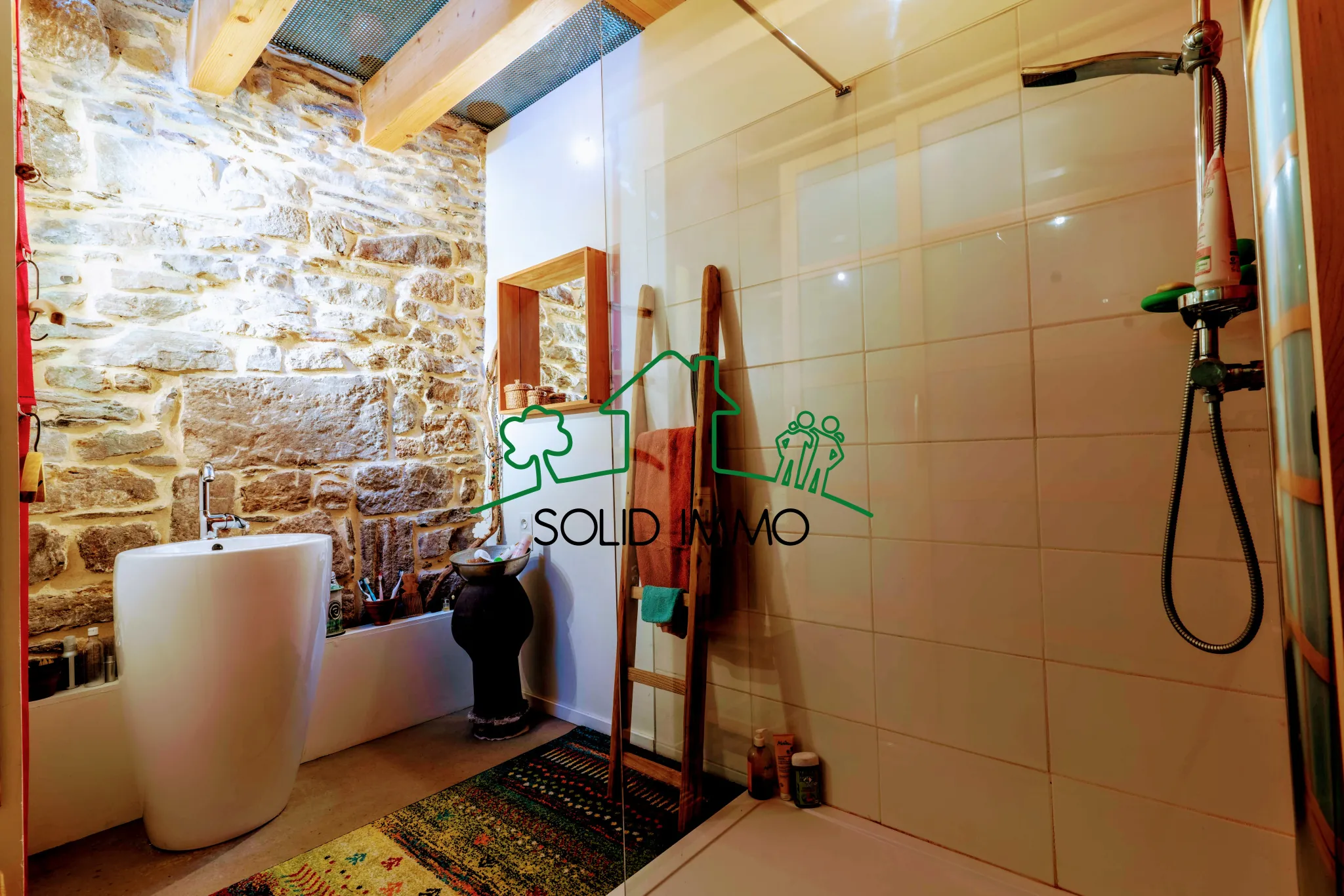 Appartement de charme type loft avec vue sur la place à Les Vans 