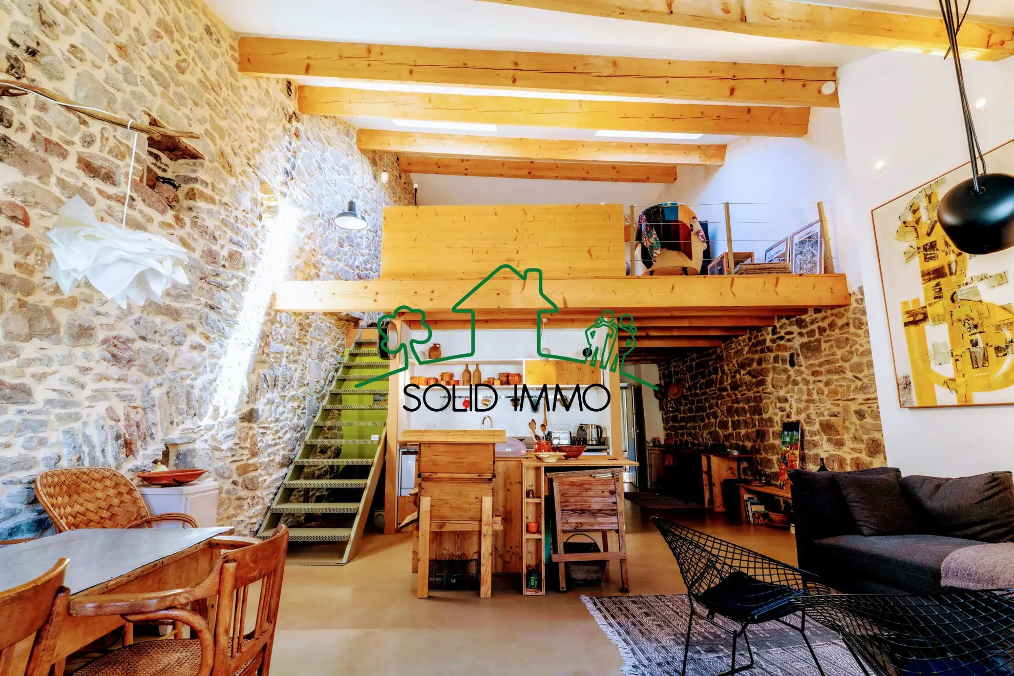 Appartement de charme type loft avec vue sur la place à Les Vans 